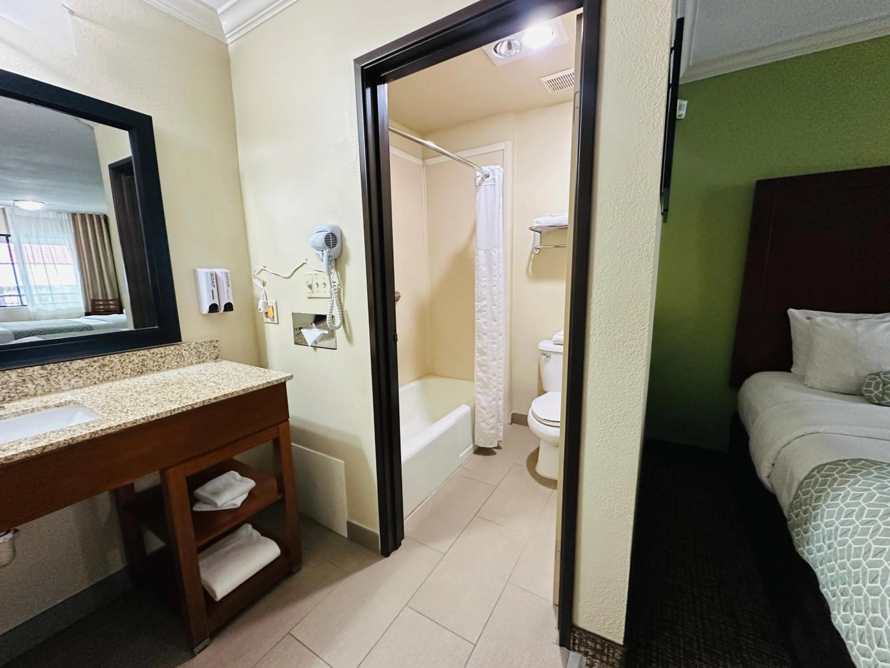 Shower, Bed in The Hills Inn Eagle Rock - Near Old Town Pasadena