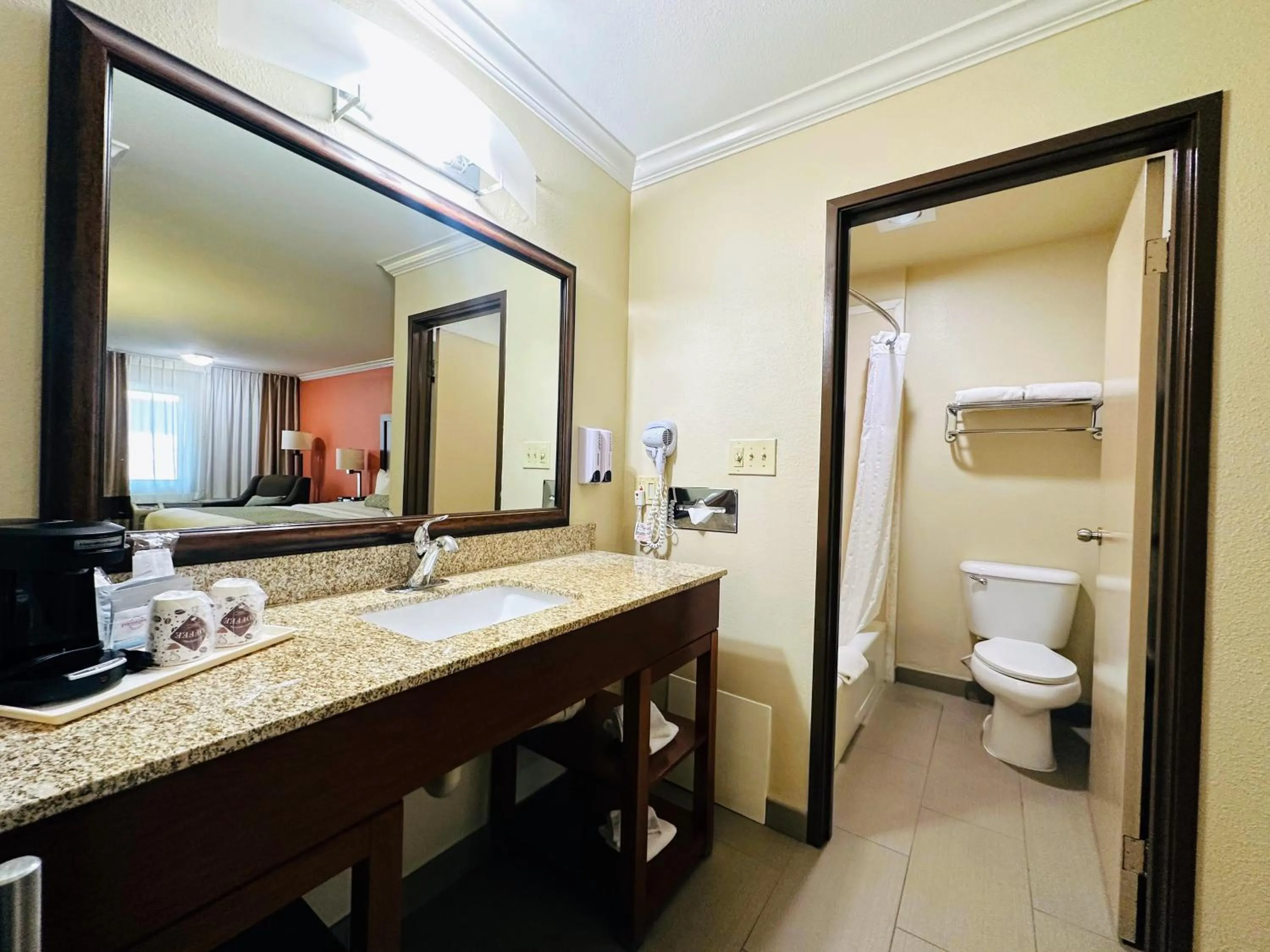 Bathroom in The Hills Inn Eagle Rock - Near Old Town Pasadena