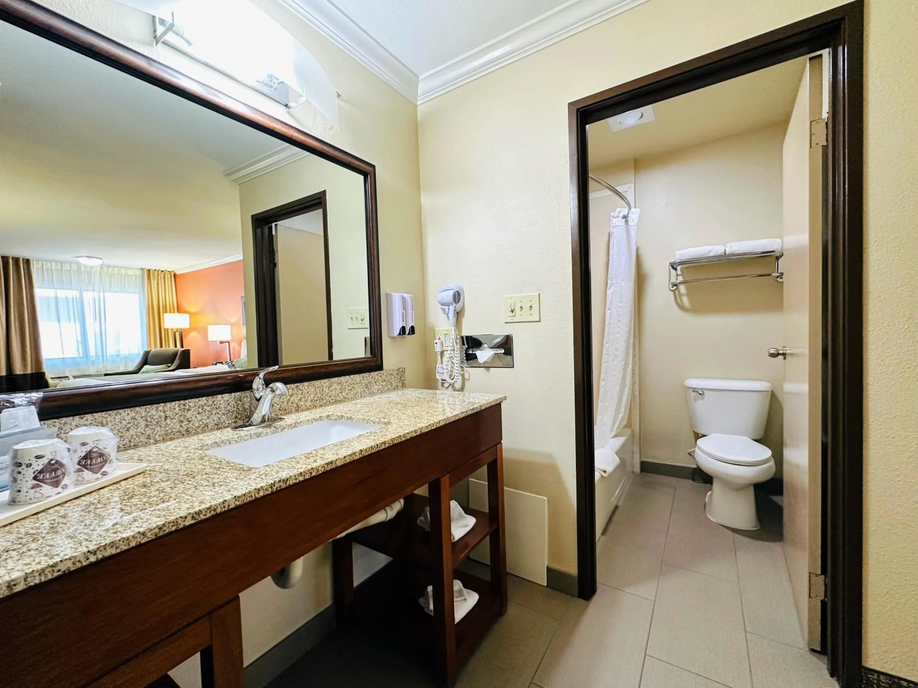 Bathroom in The Hills Inn Eagle Rock - Near Old Town Pasadena