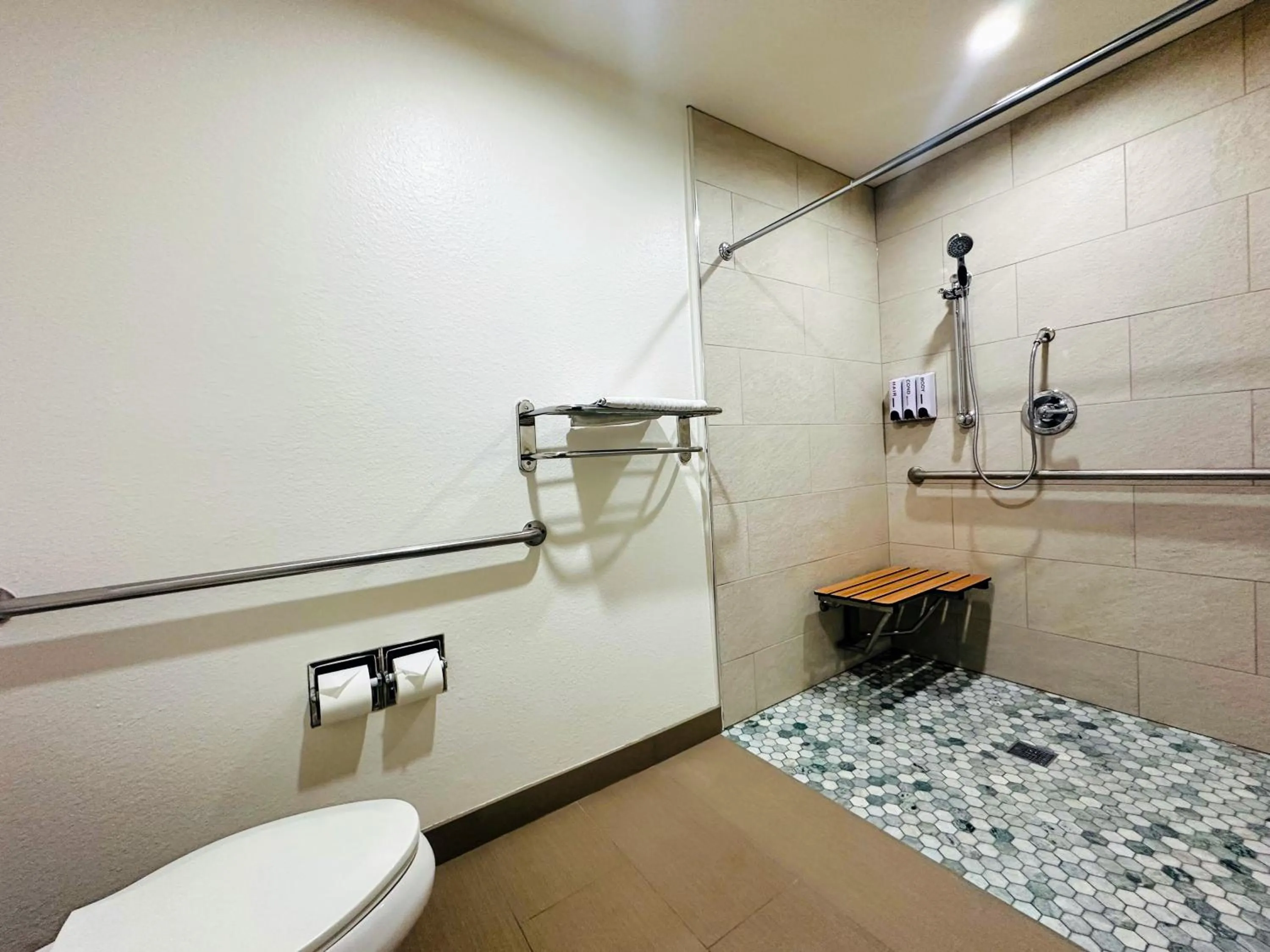 Shower in The Hills Inn Eagle Rock - Near Old Town Pasadena