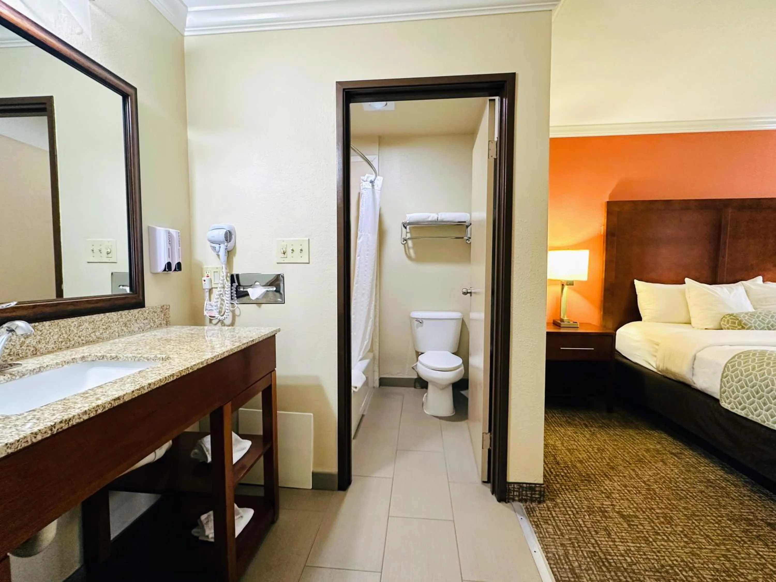 Bathroom, Bed in The Hills Inn Eagle Rock - Near Old Town Pasadena