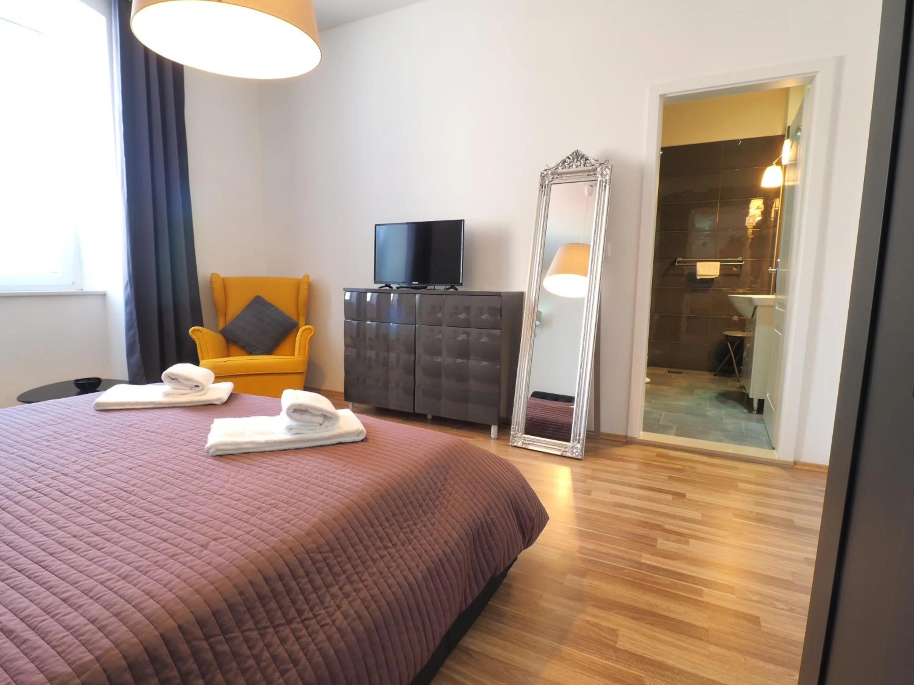 Photo of the whole room, Bed in Captain Emo City Apartments