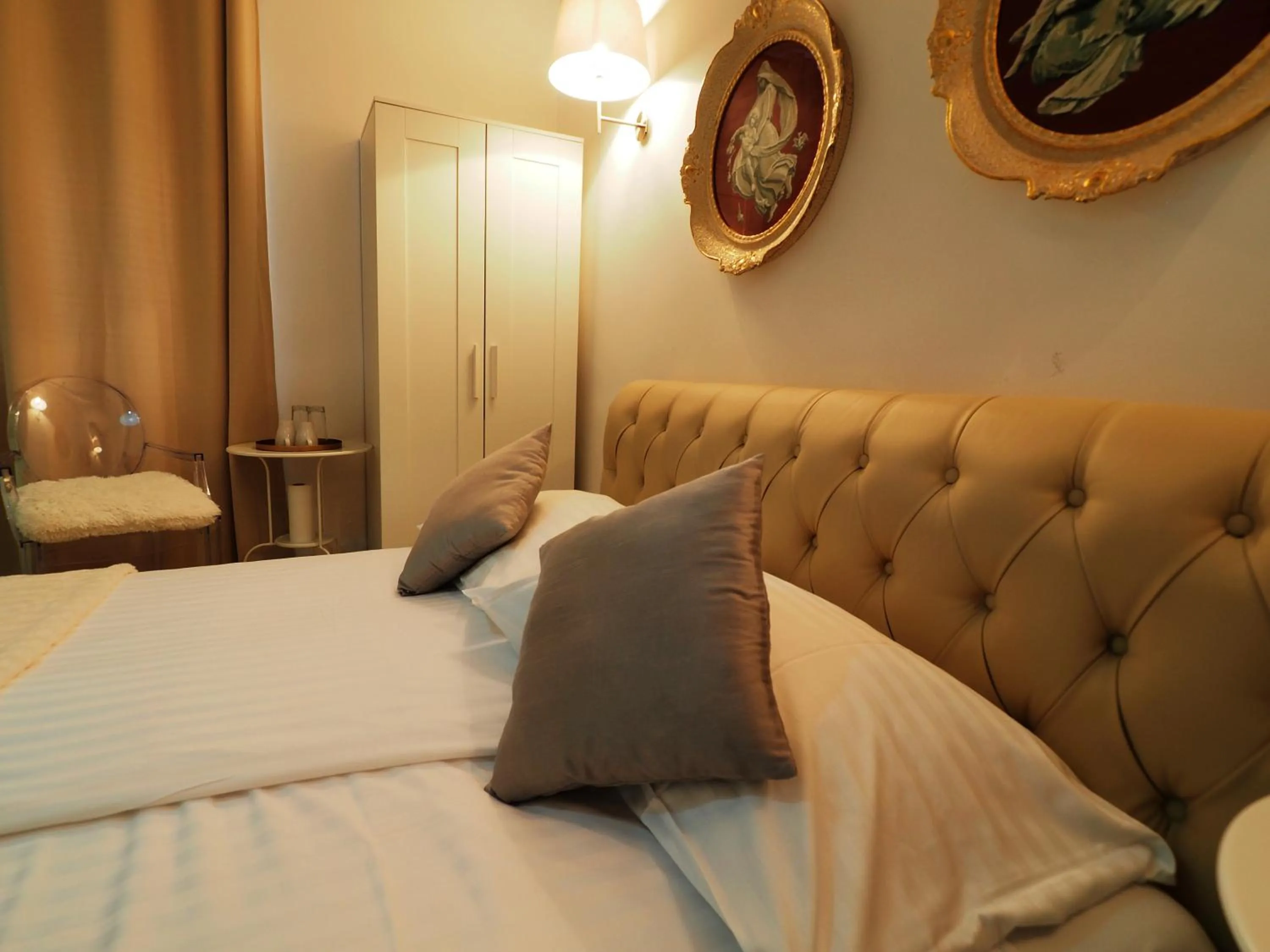 Bed in Captain Emo City Apartments