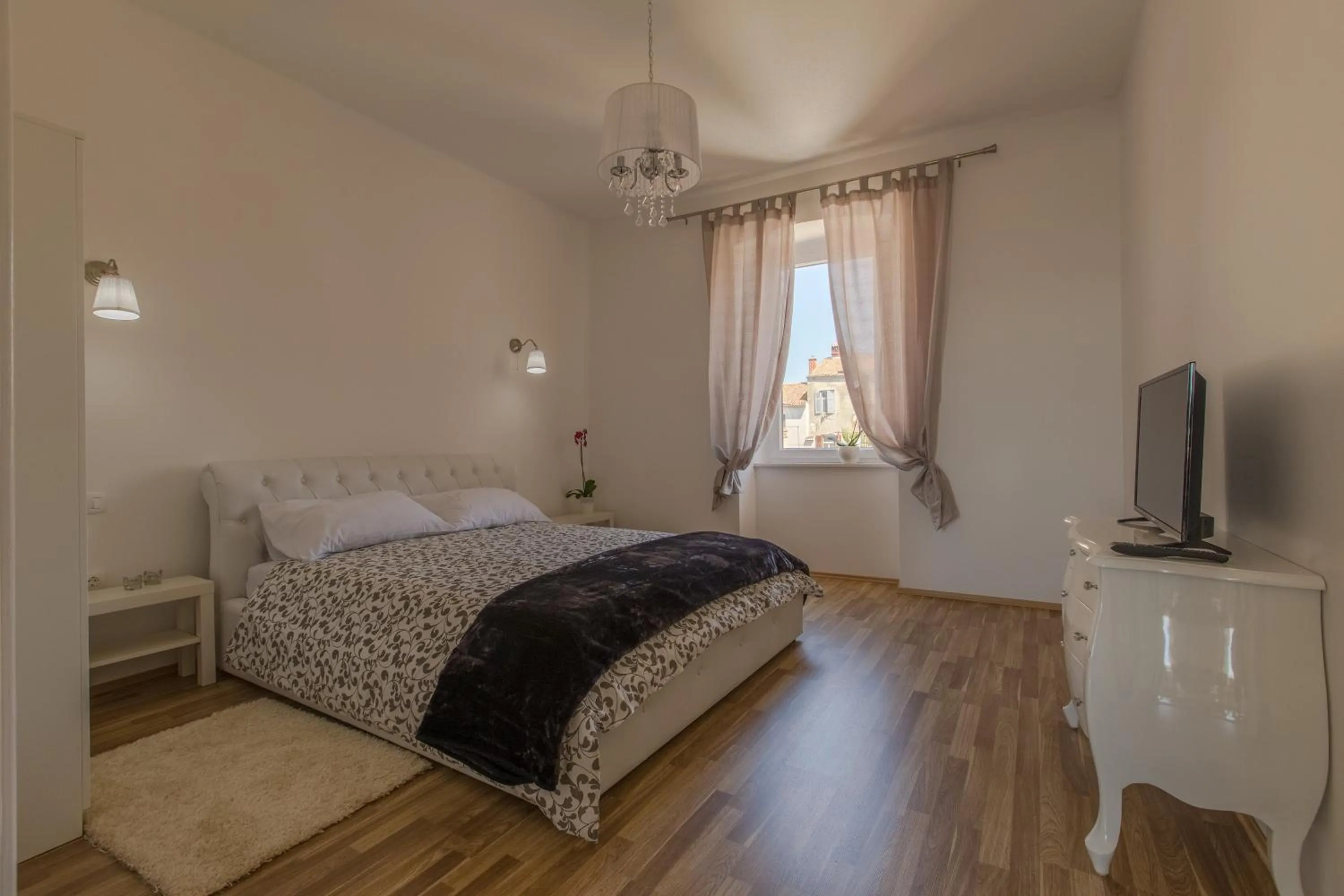 Photo of the whole room, Bed in Captain Emo City Apartments