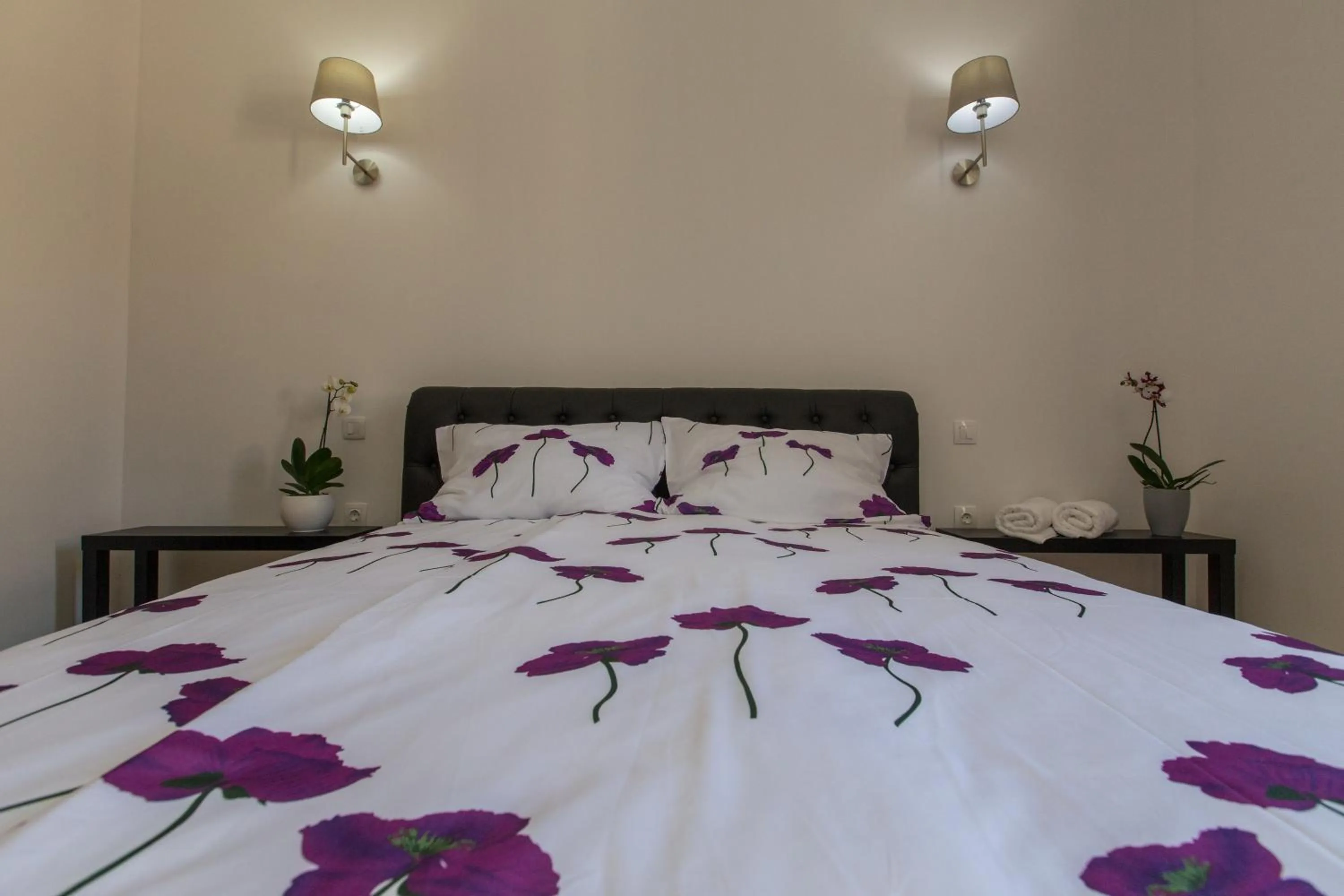 Bed in Captain Emo City Apartments