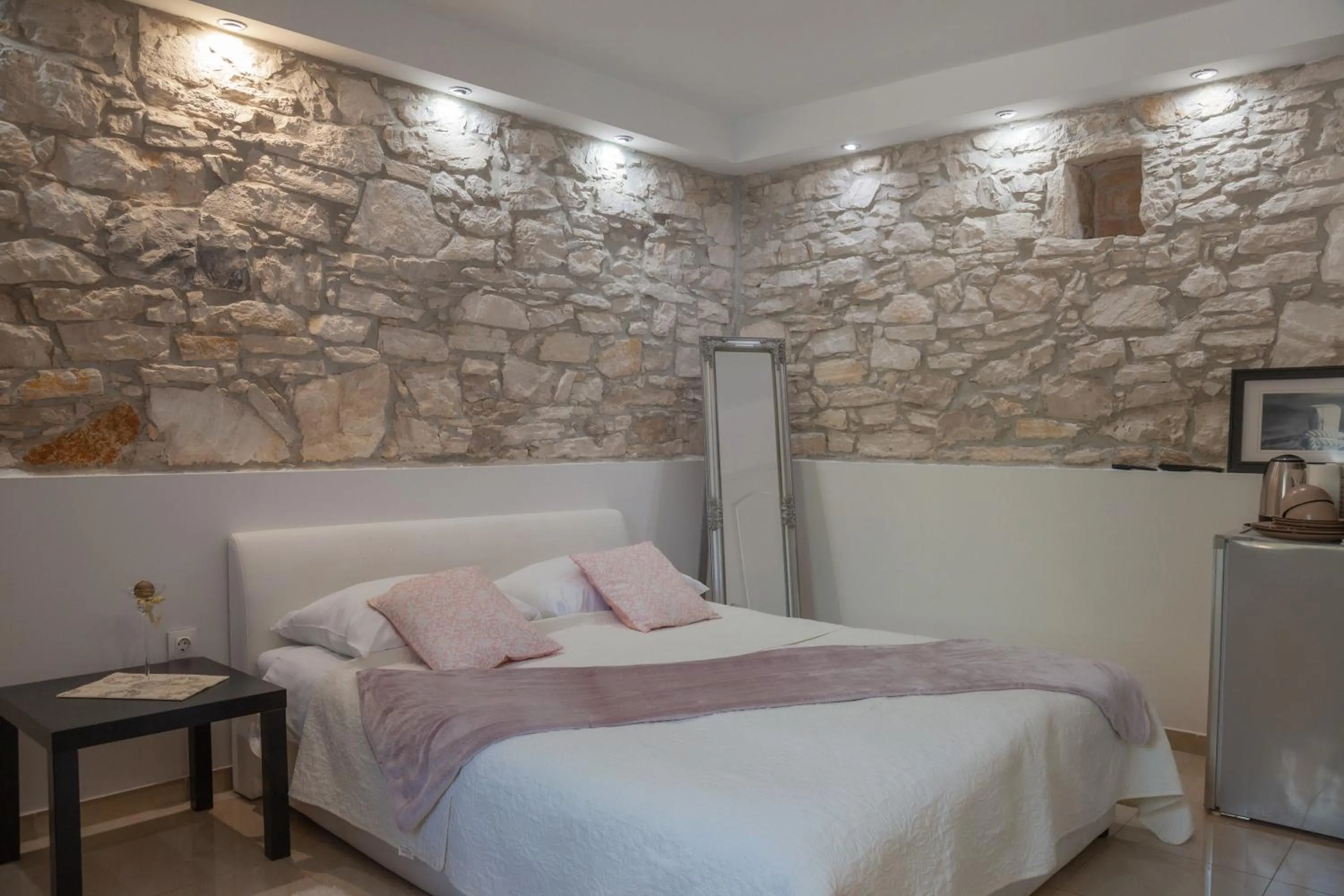 Photo of the whole room, Bed in Captain Emo City Apartments