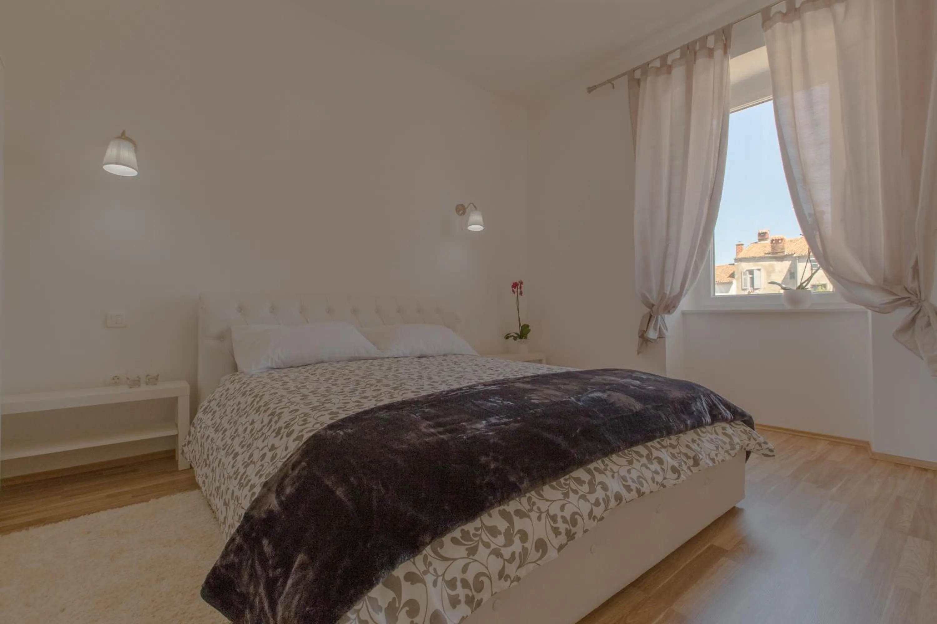 Bed in Captain Emo City Apartments