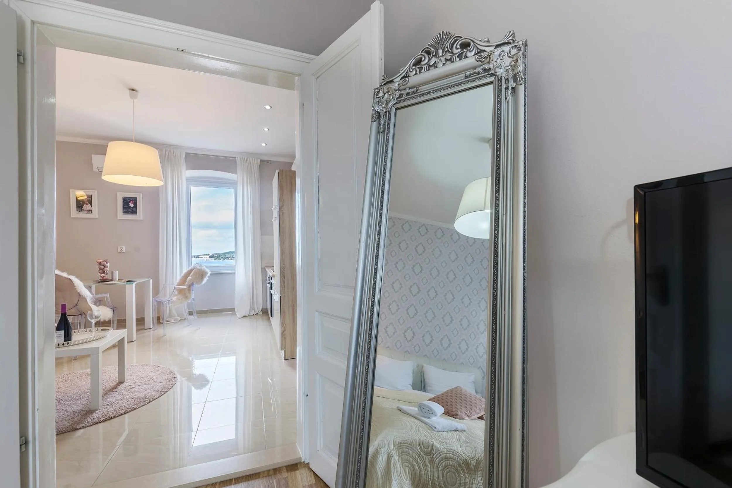 TV and multimedia, Bed in Captain Emo City Apartments