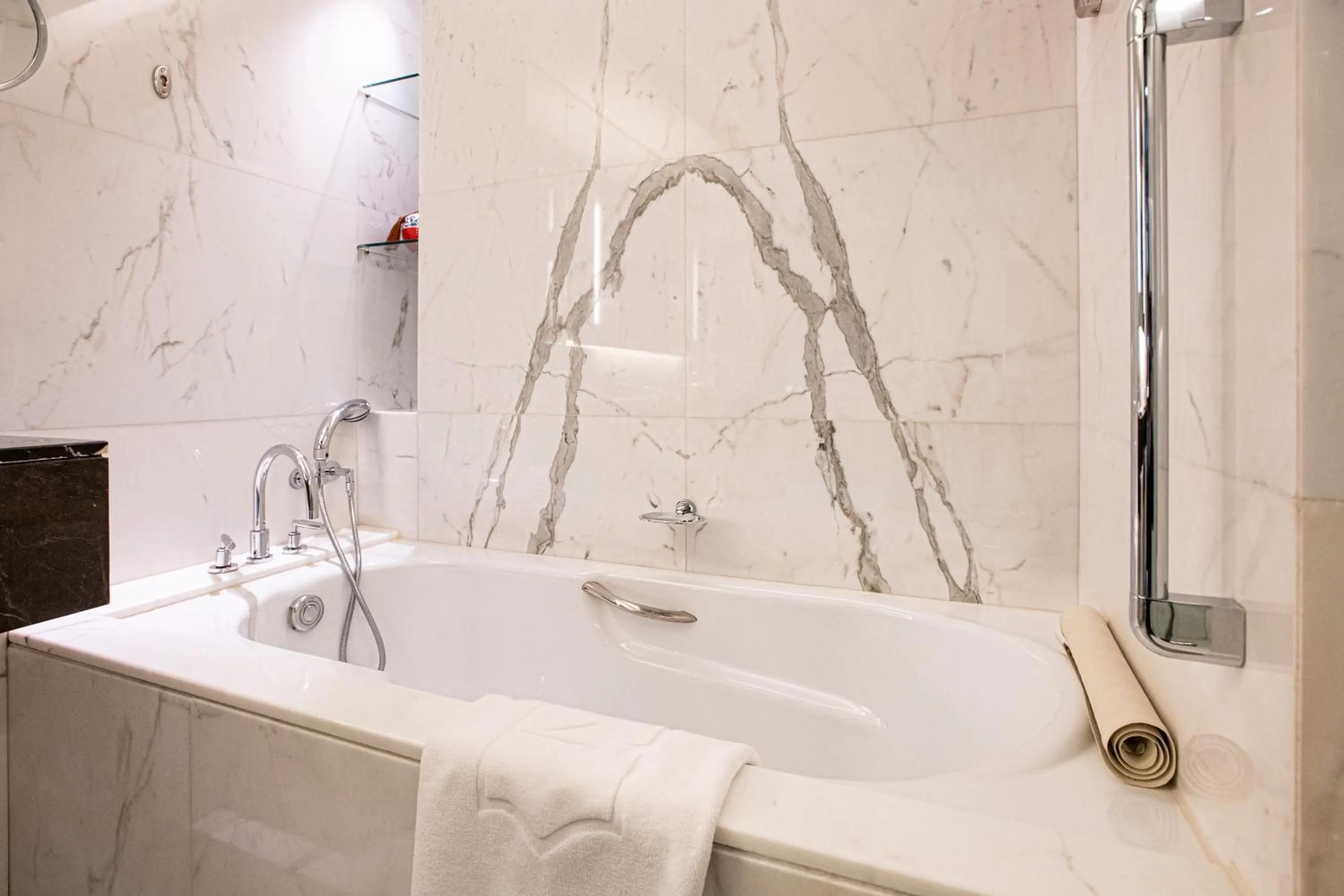 Bath in Shangri-La Beijing