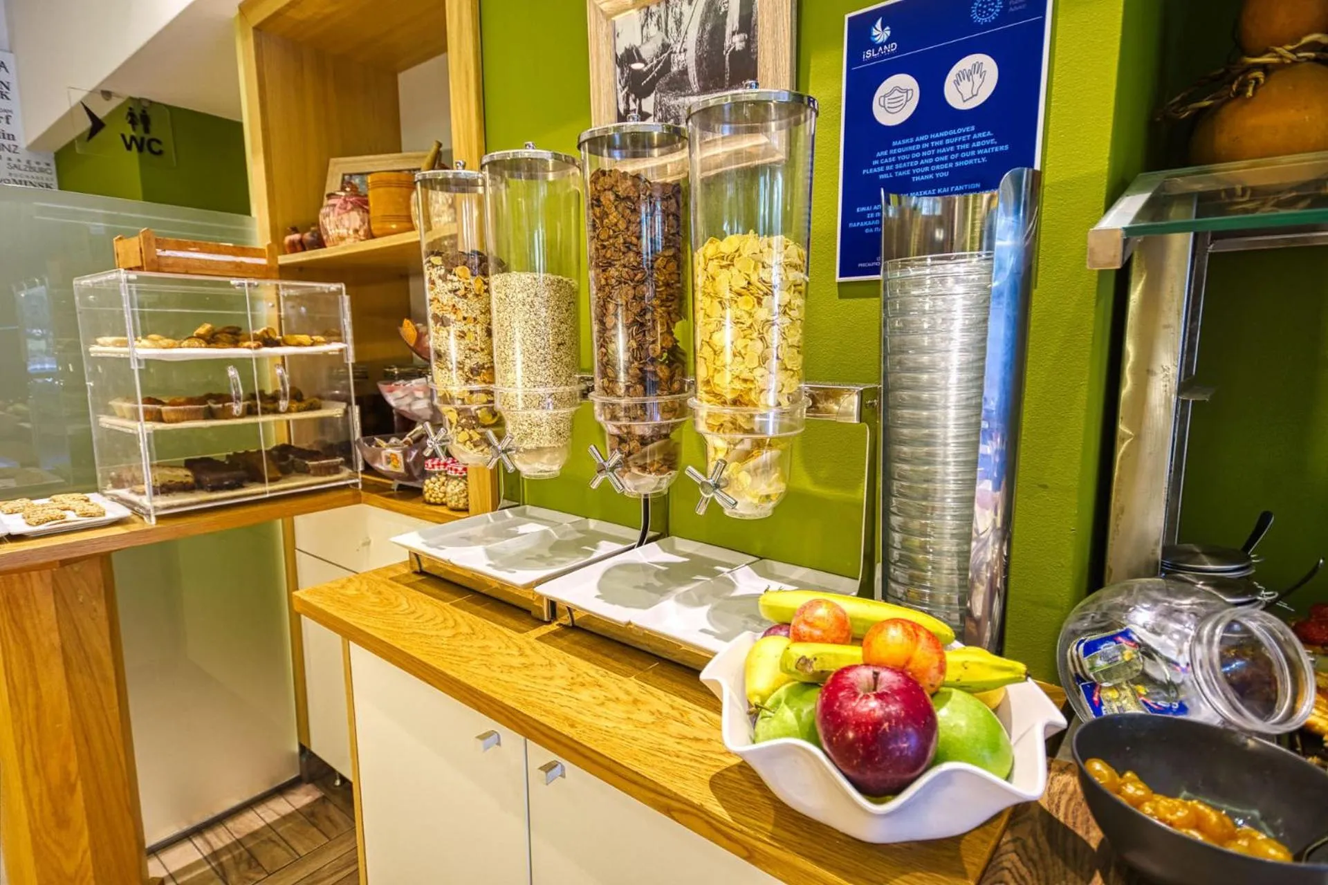 Restaurant/places to eat in Island Boutique Hotel