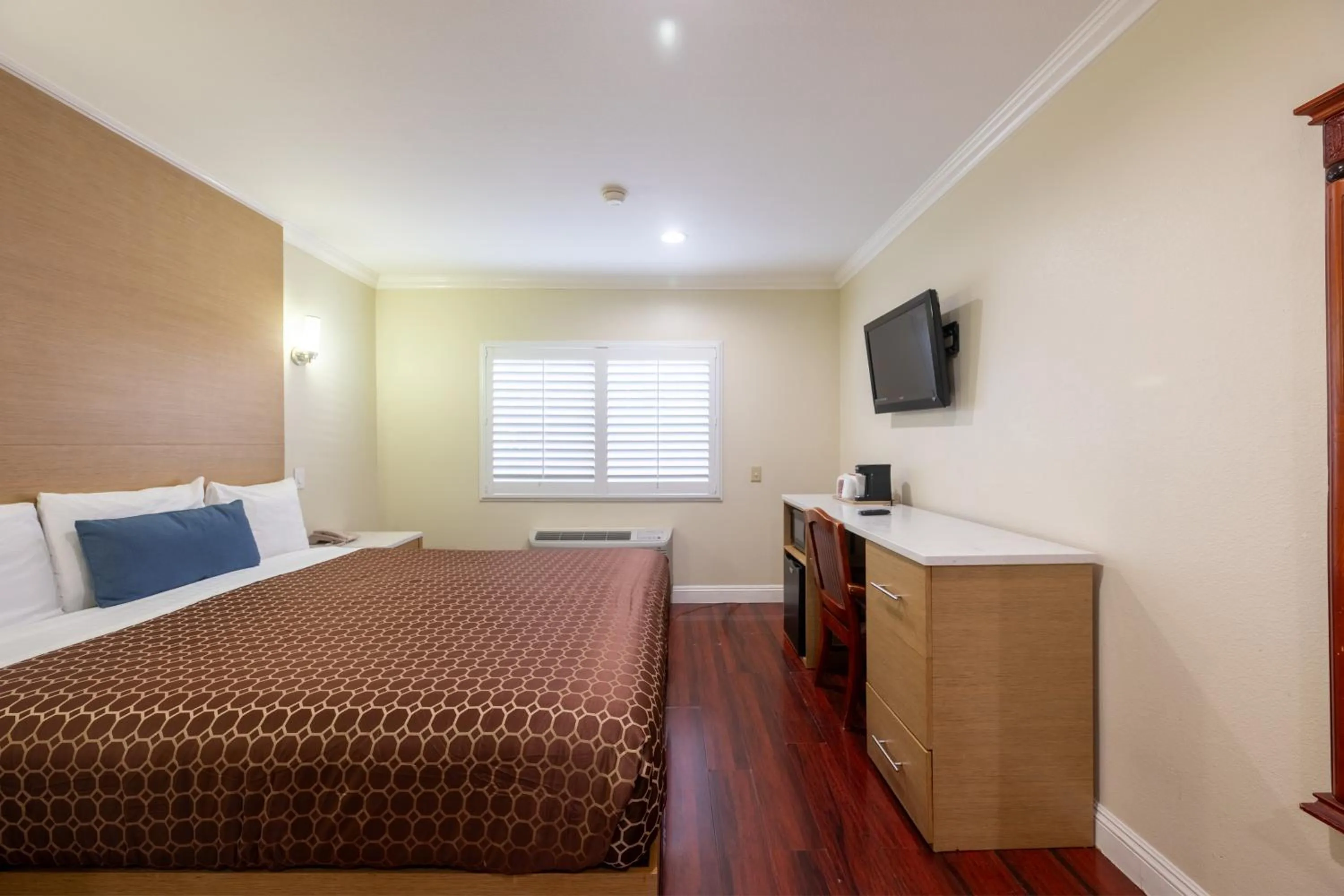 Property building, Bed in Hollywood City Inn