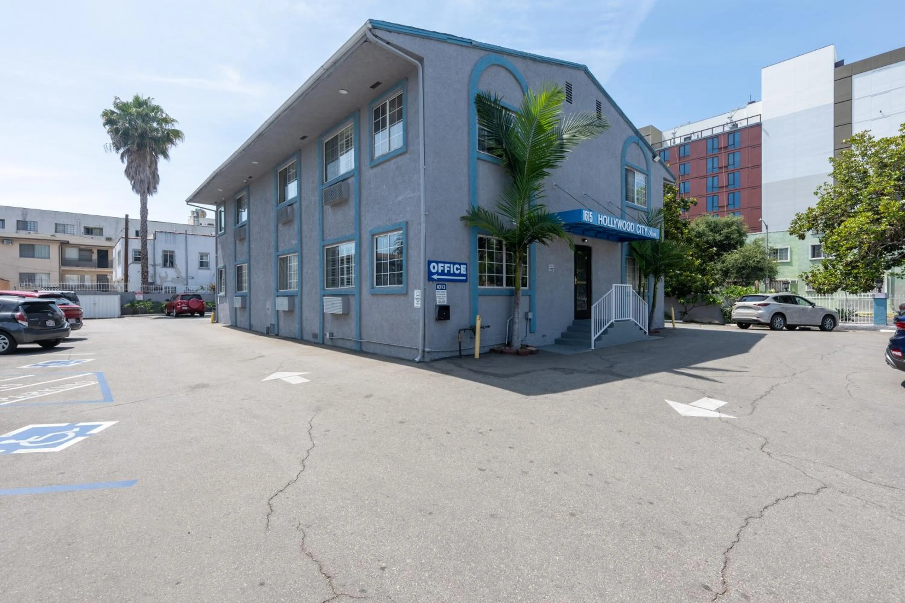 Property building in Hollywood City Inn