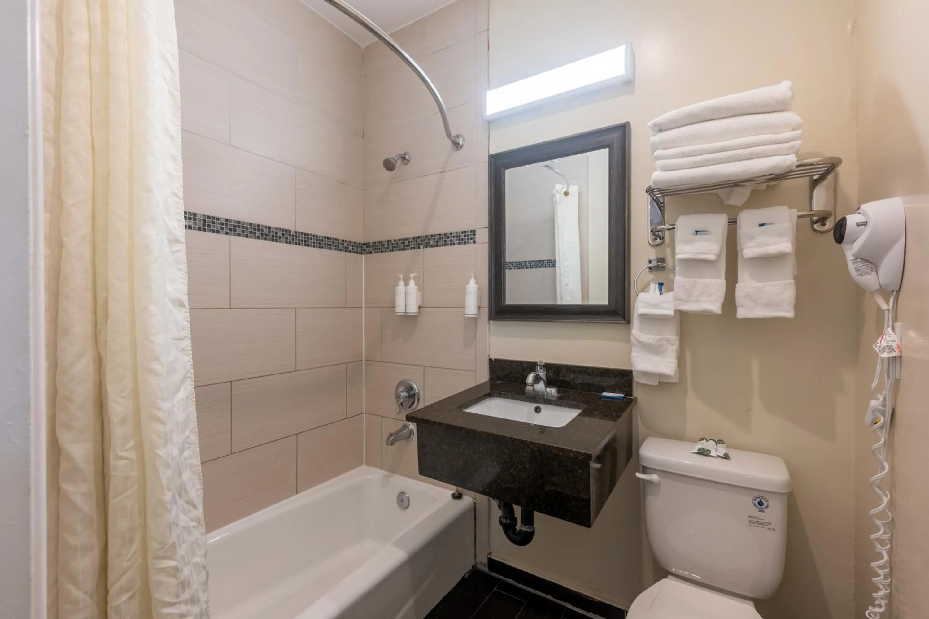 Property building in Hollywood City Inn