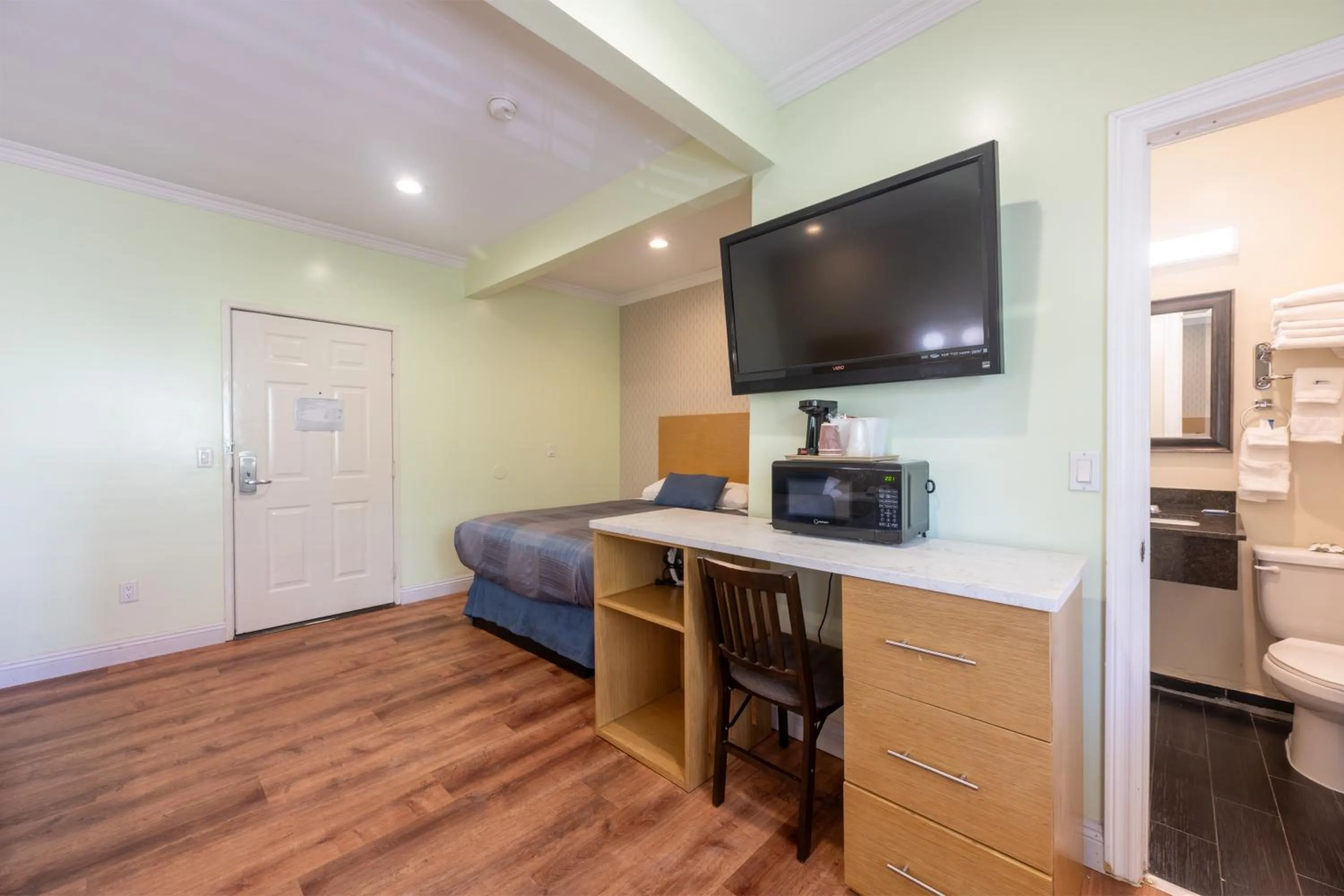 Property building in Hollywood City Inn