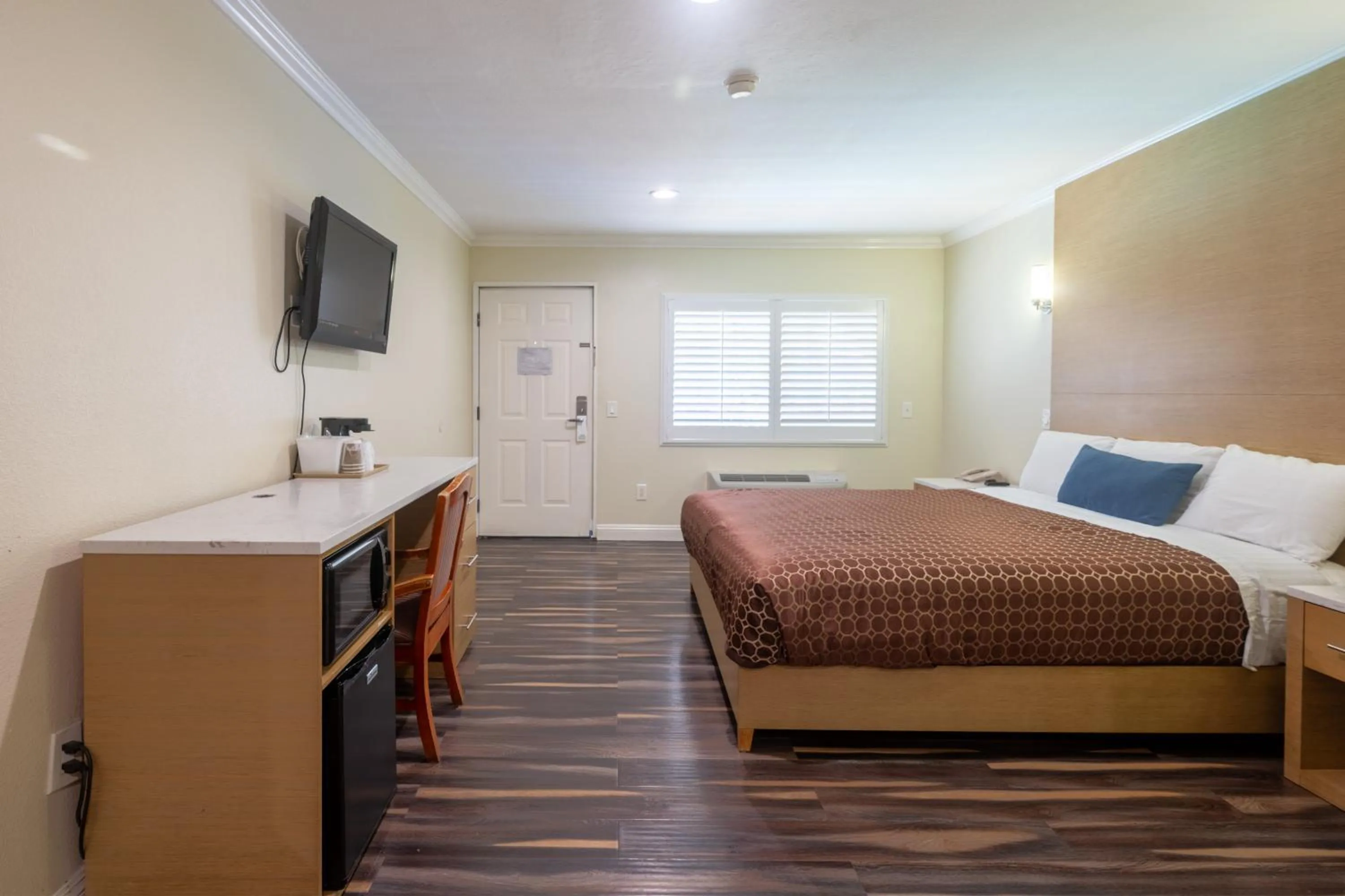 Property building, Bed in Hollywood City Inn