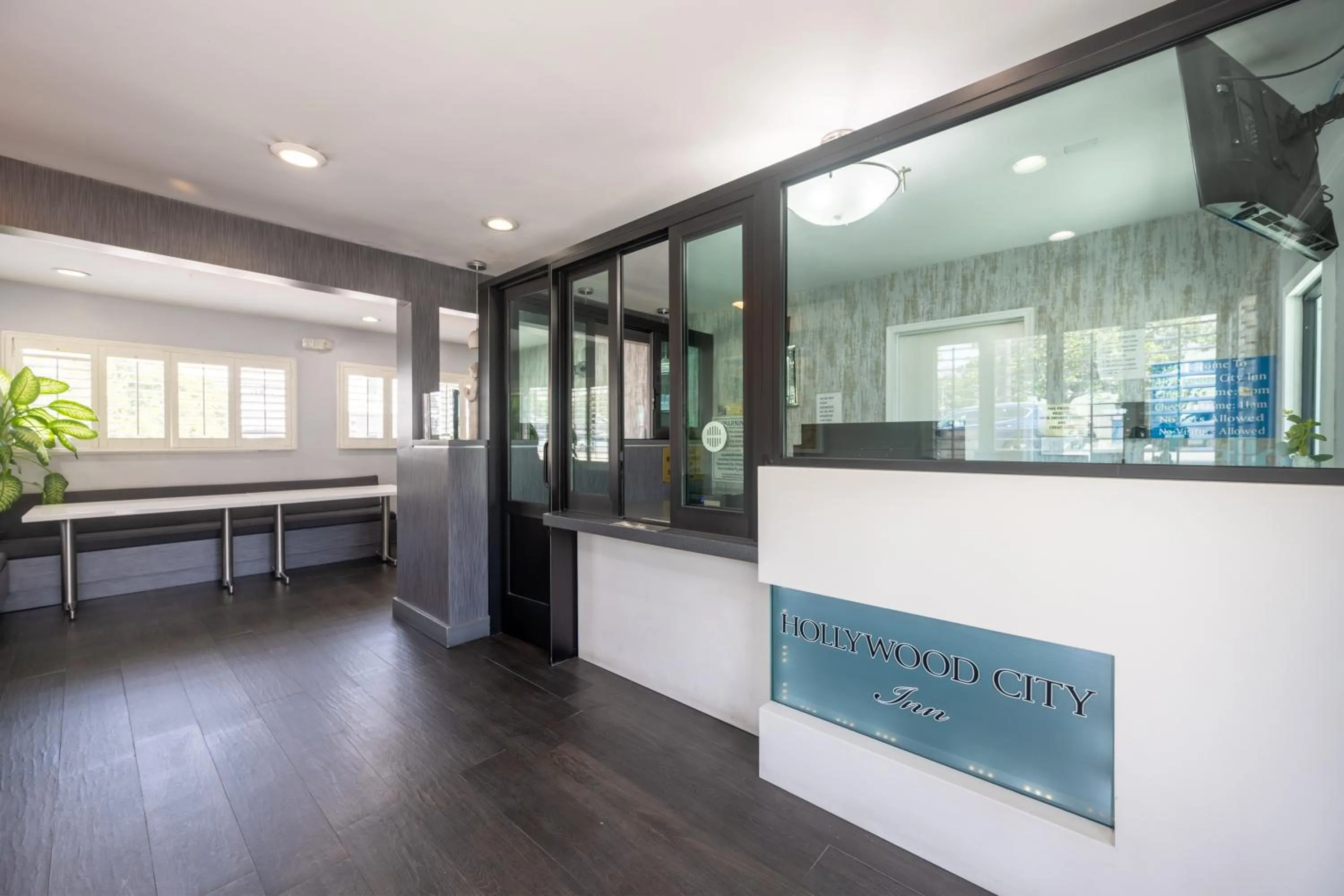 Property building in Hollywood City Inn