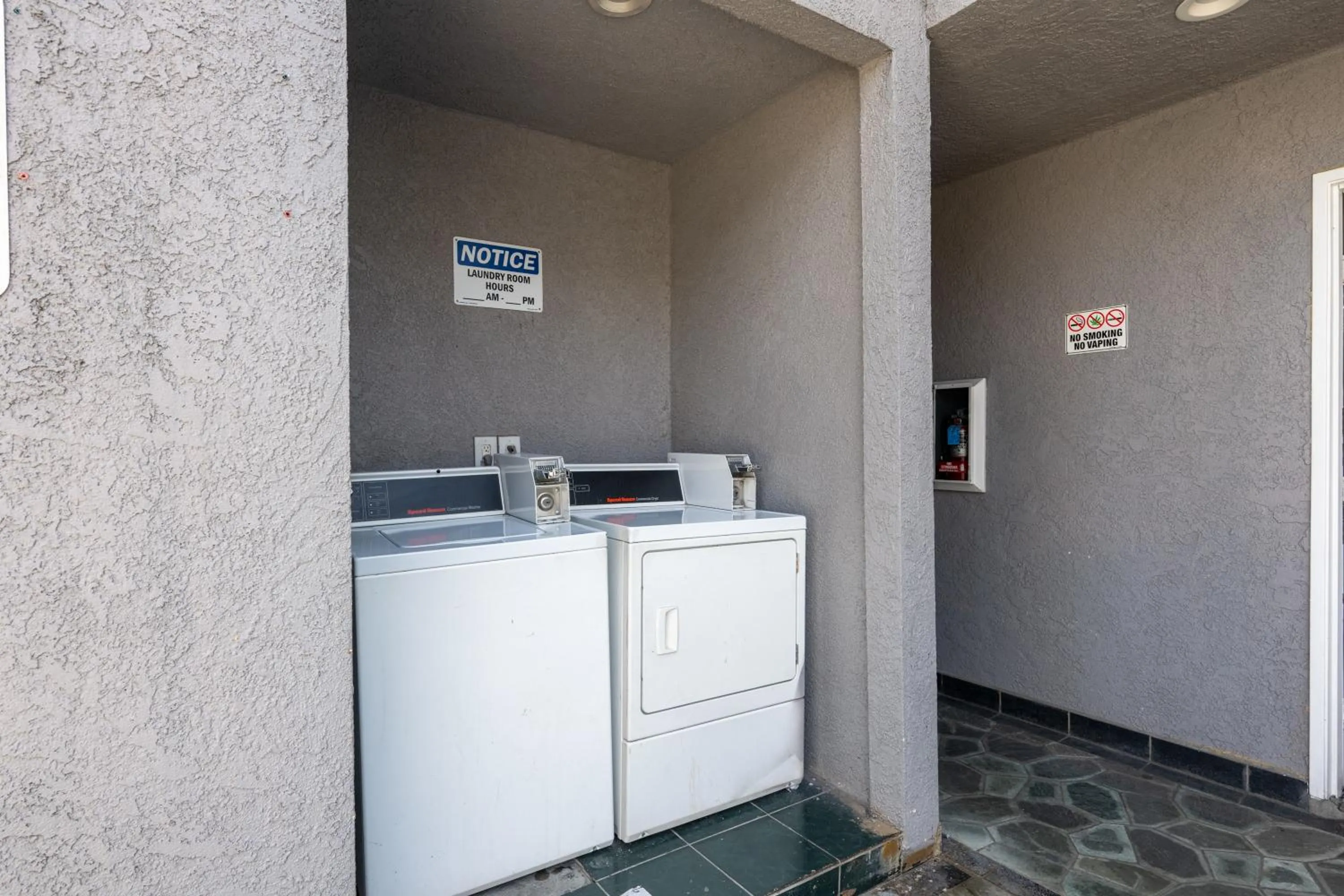 Property building in Hollywood City Inn