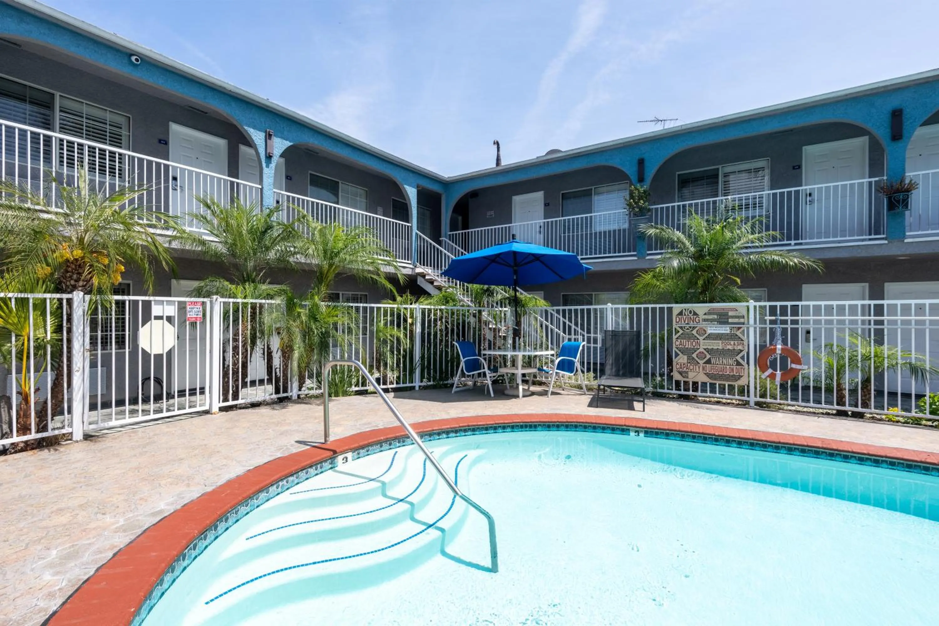 Swimming pool in Hollywood City Inn