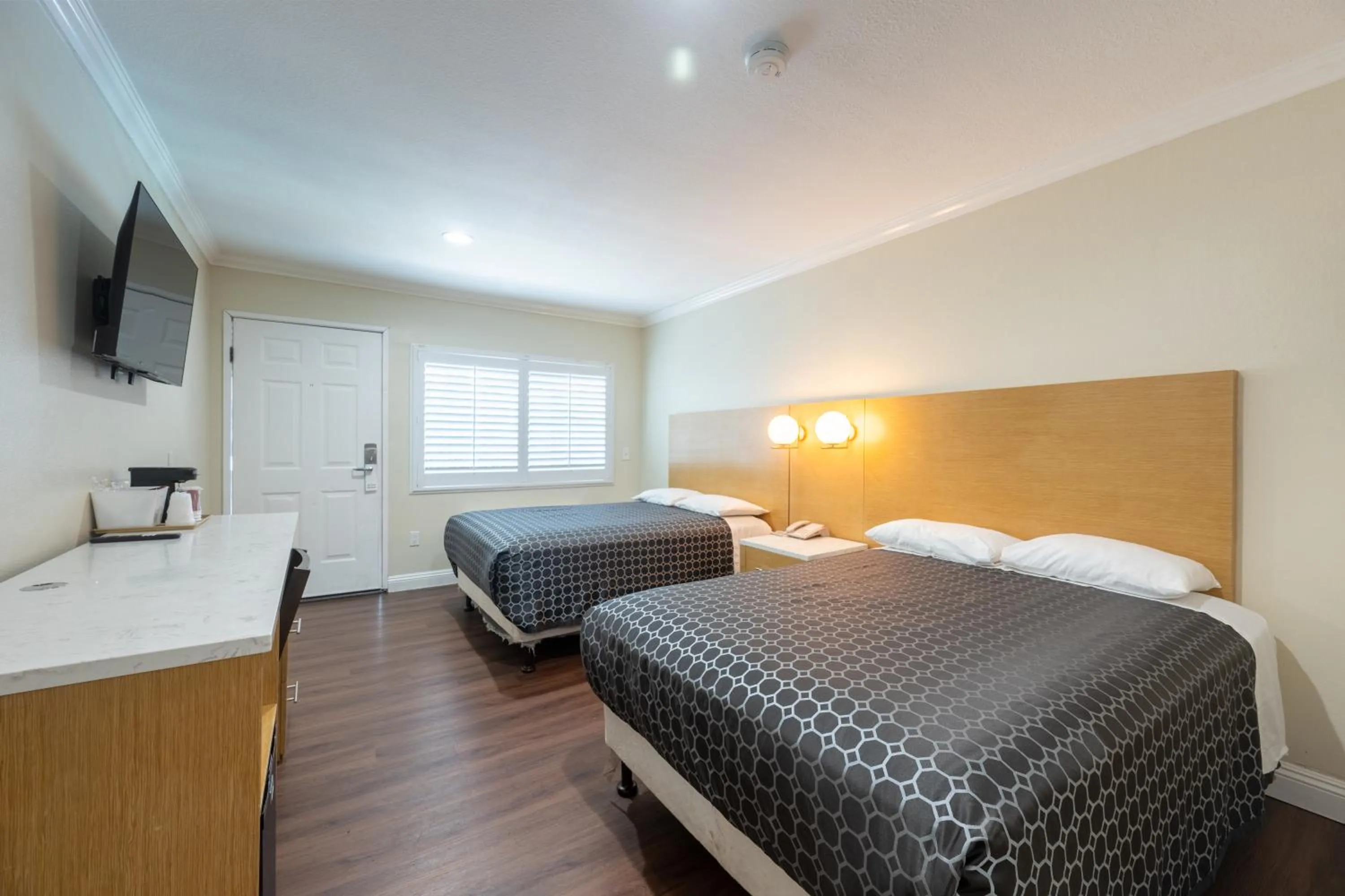 Property building, Bed in Hollywood City Inn