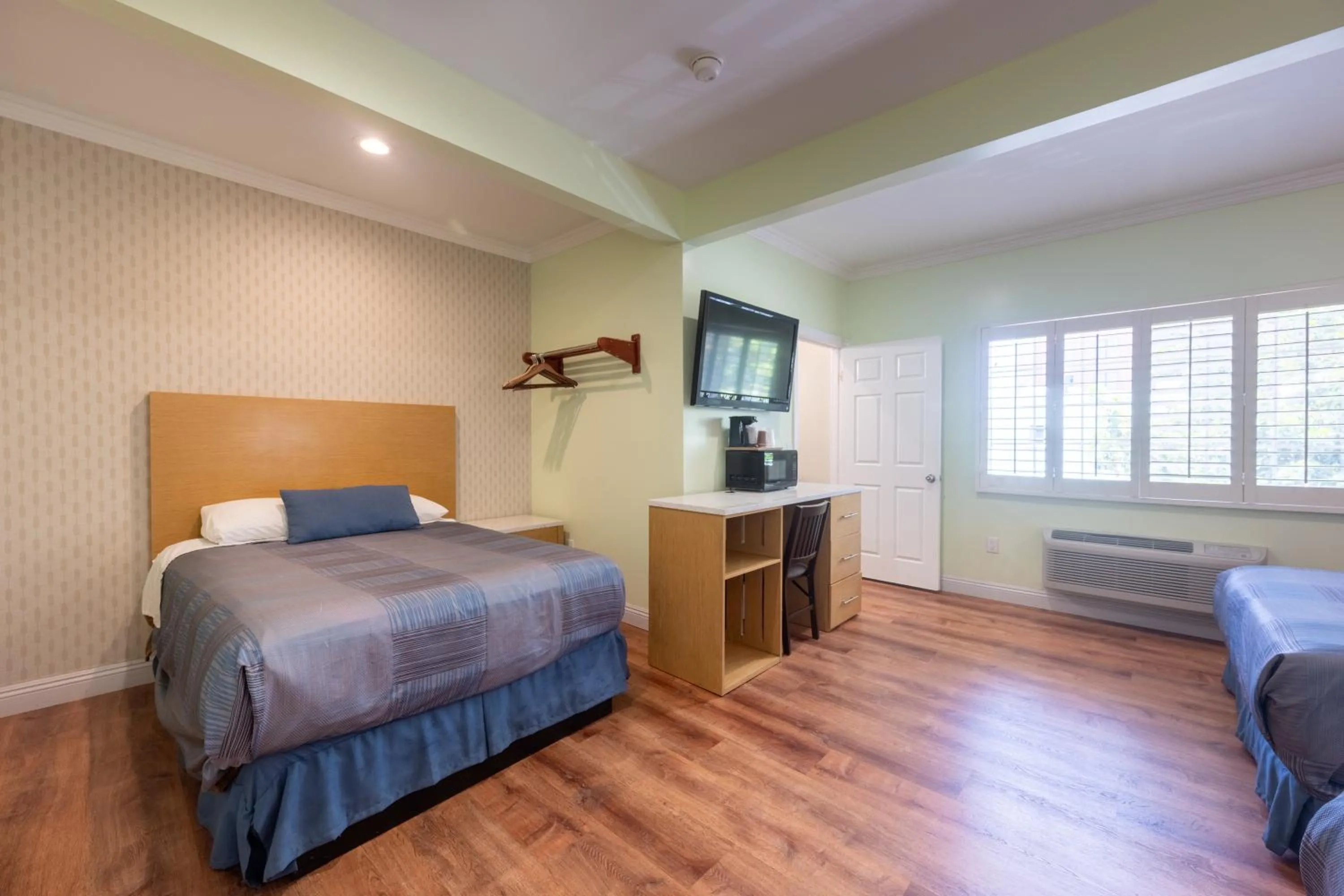 Property building, Bed in Hollywood City Inn