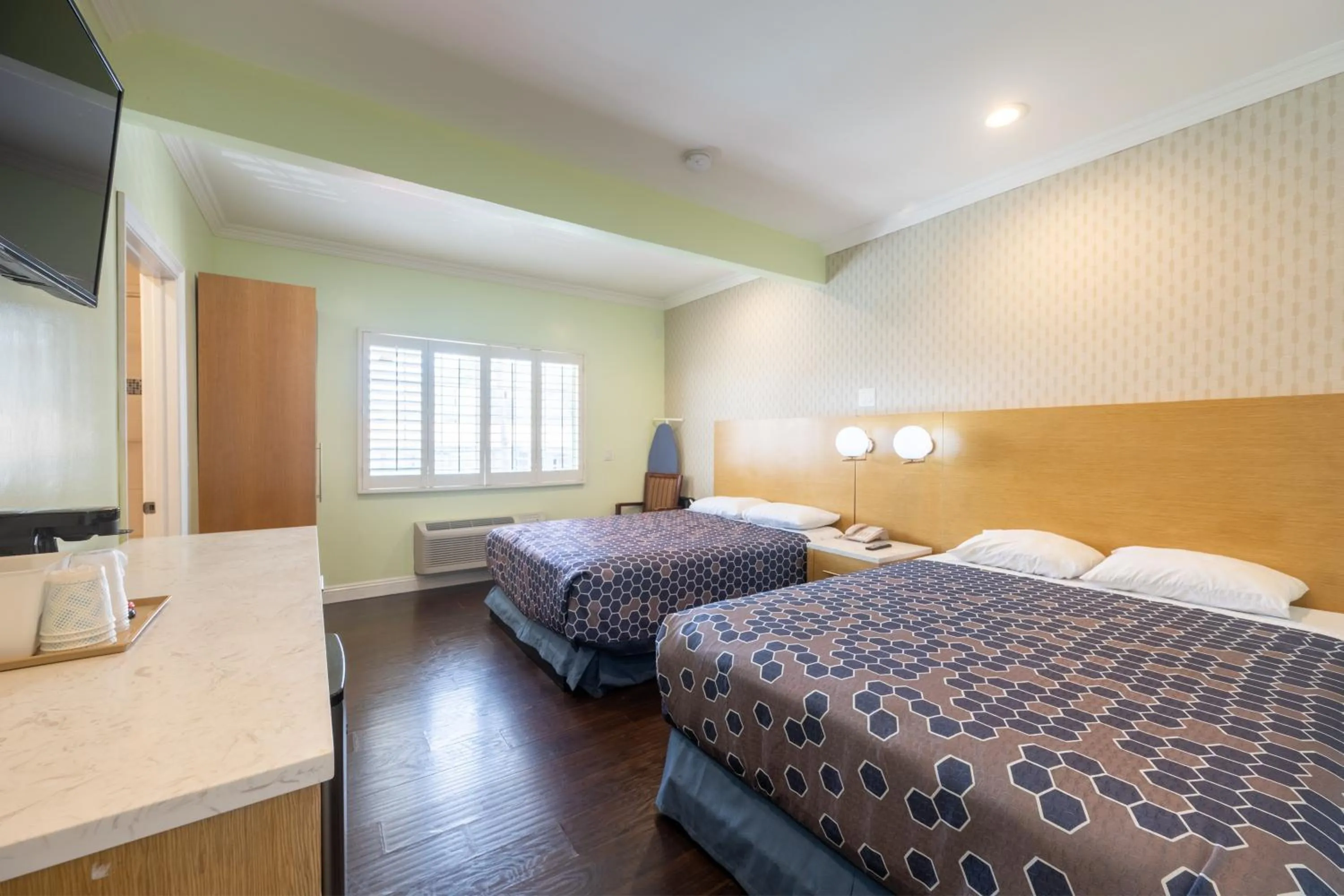 Property building, Bed in Hollywood City Inn