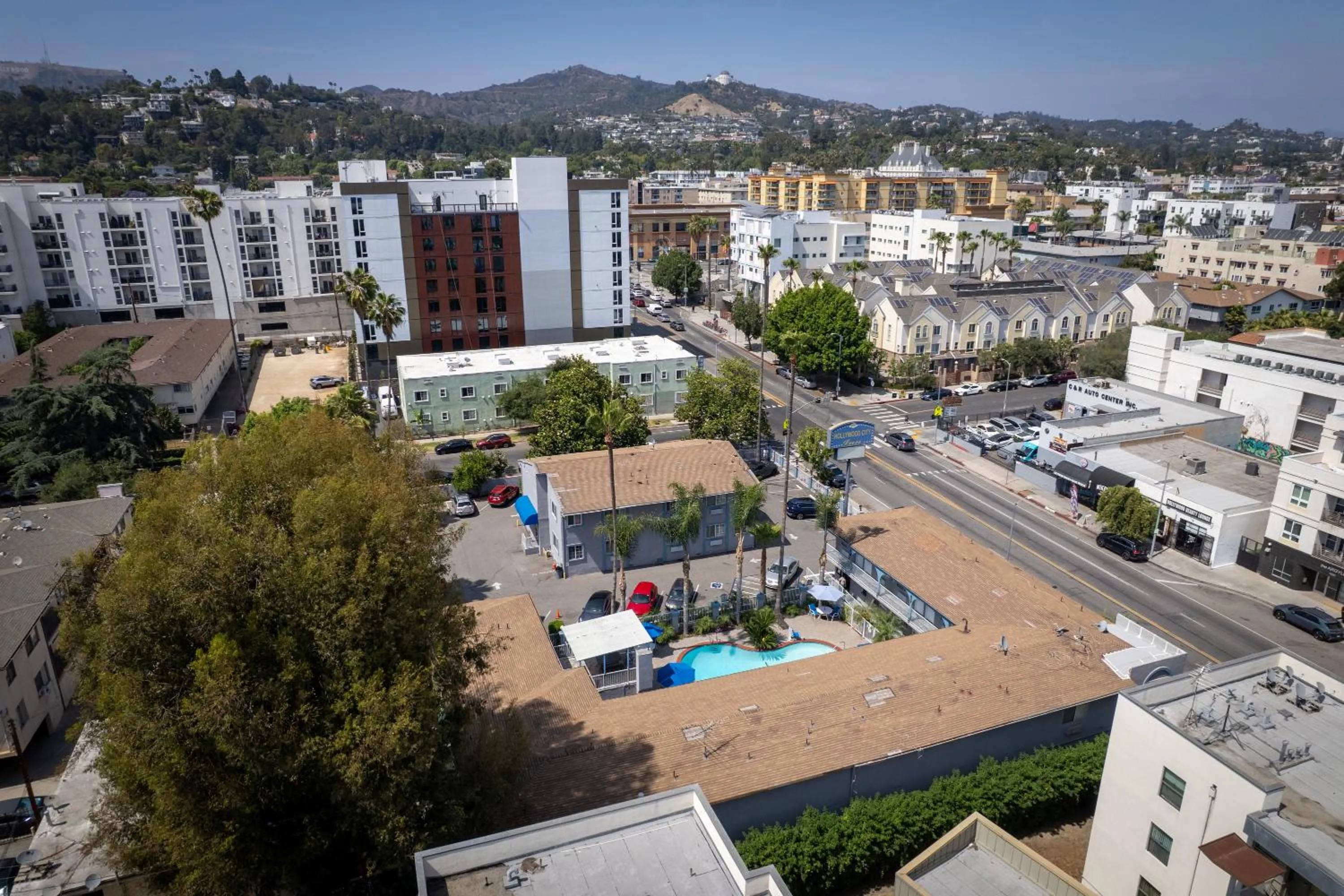 Property building in Hollywood City Inn