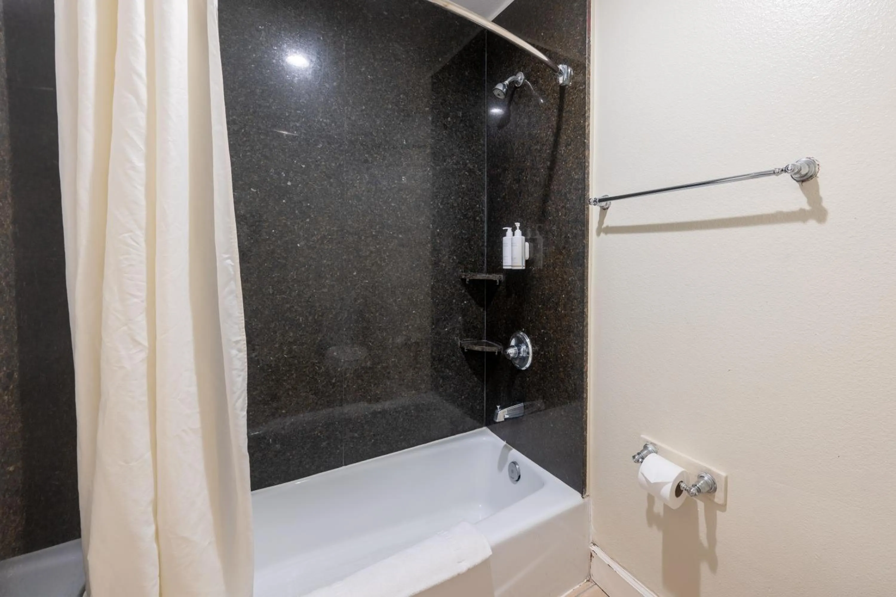 Property building in Hollywood City Inn