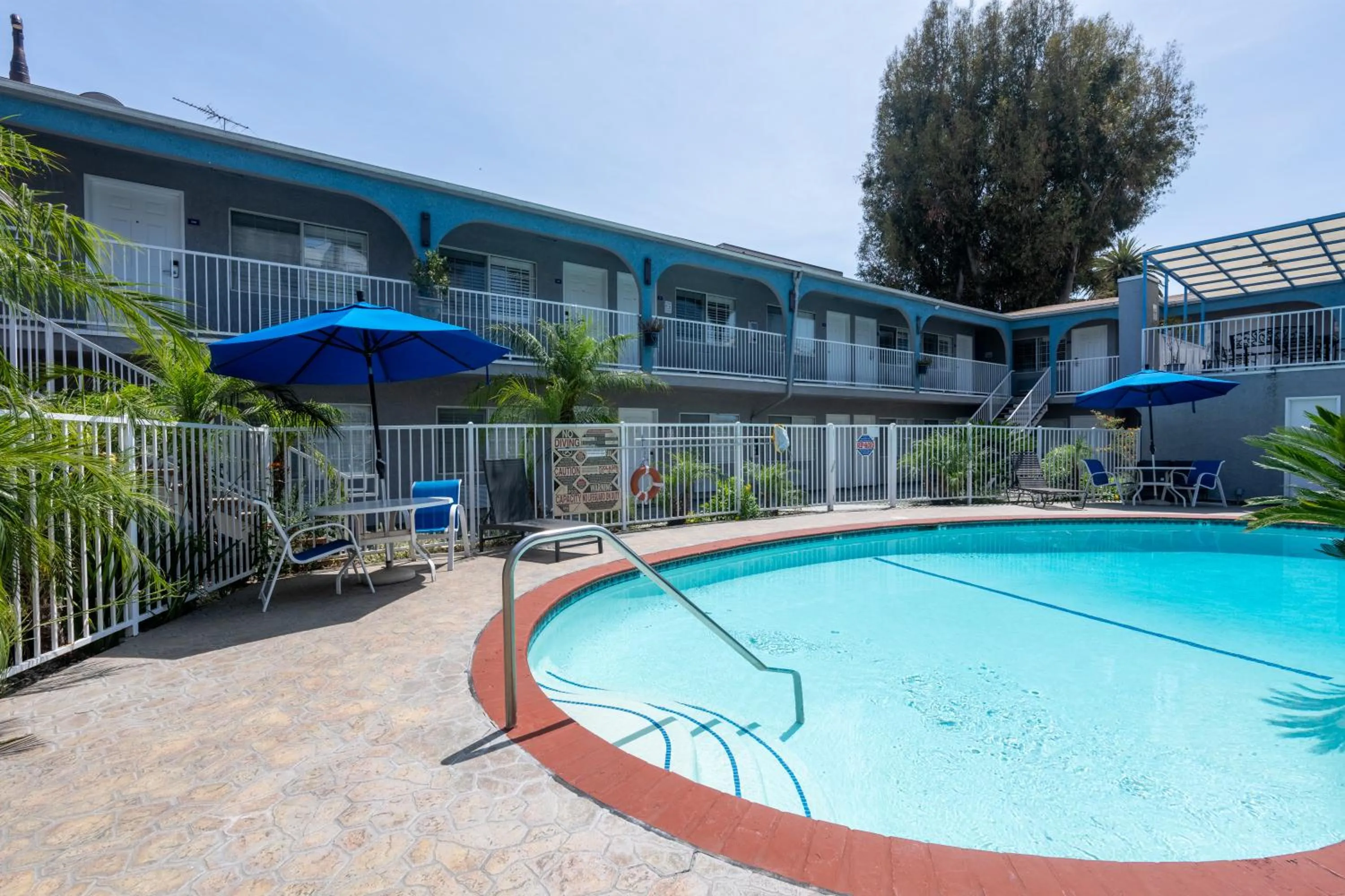 Swimming pool in Hollywood City Inn
