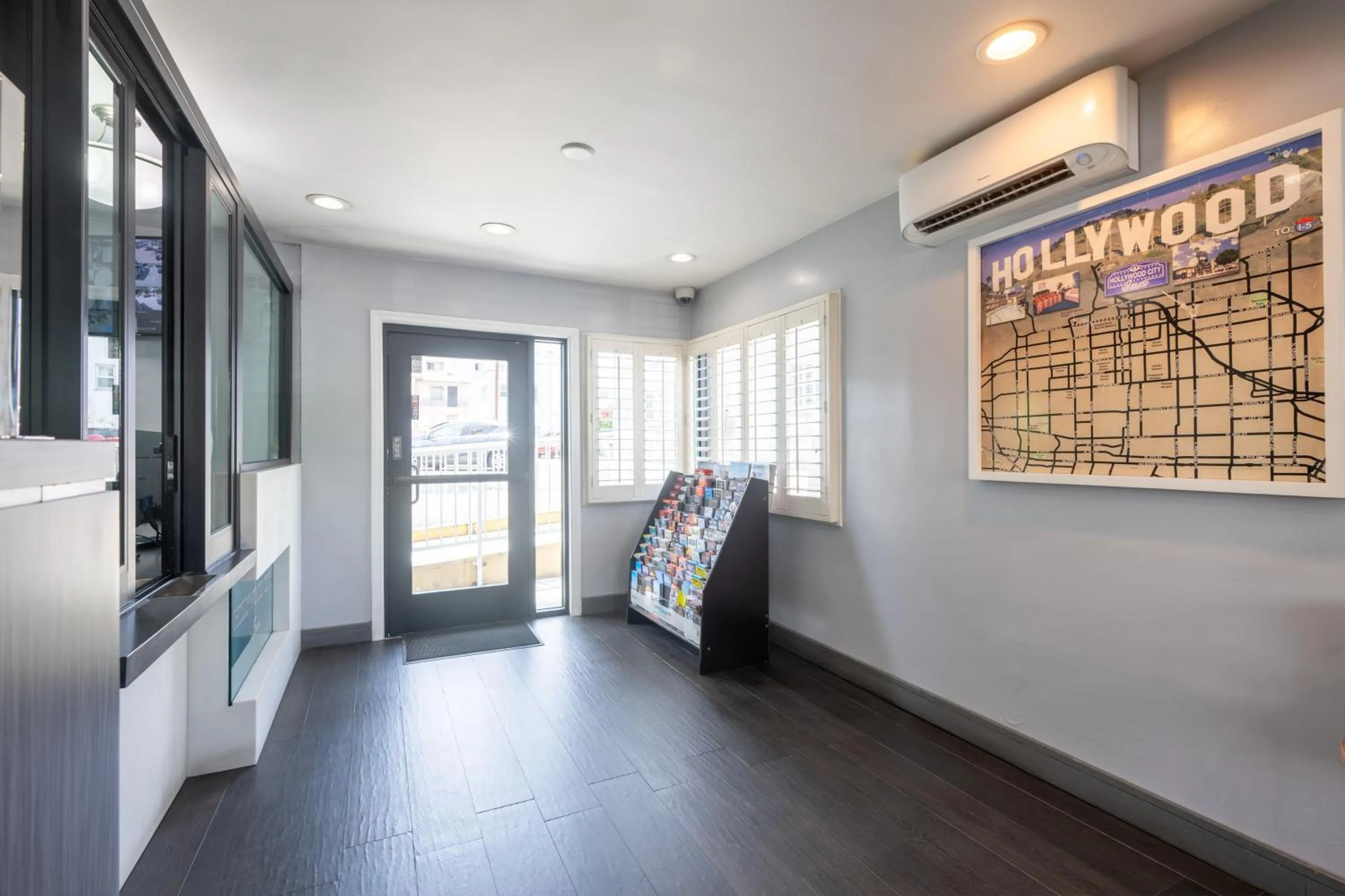 Property building in Hollywood City Inn