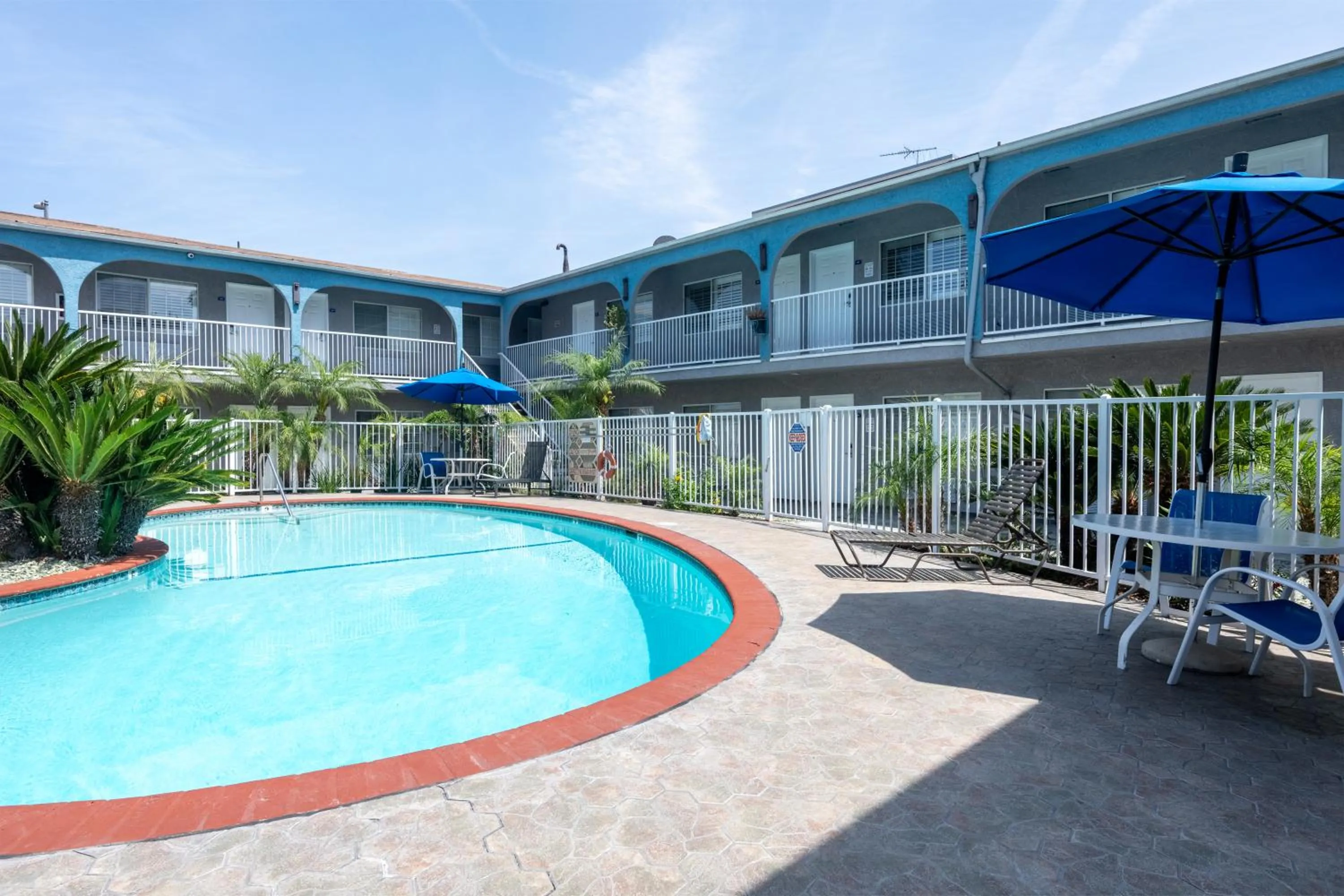 Swimming pool in Hollywood City Inn