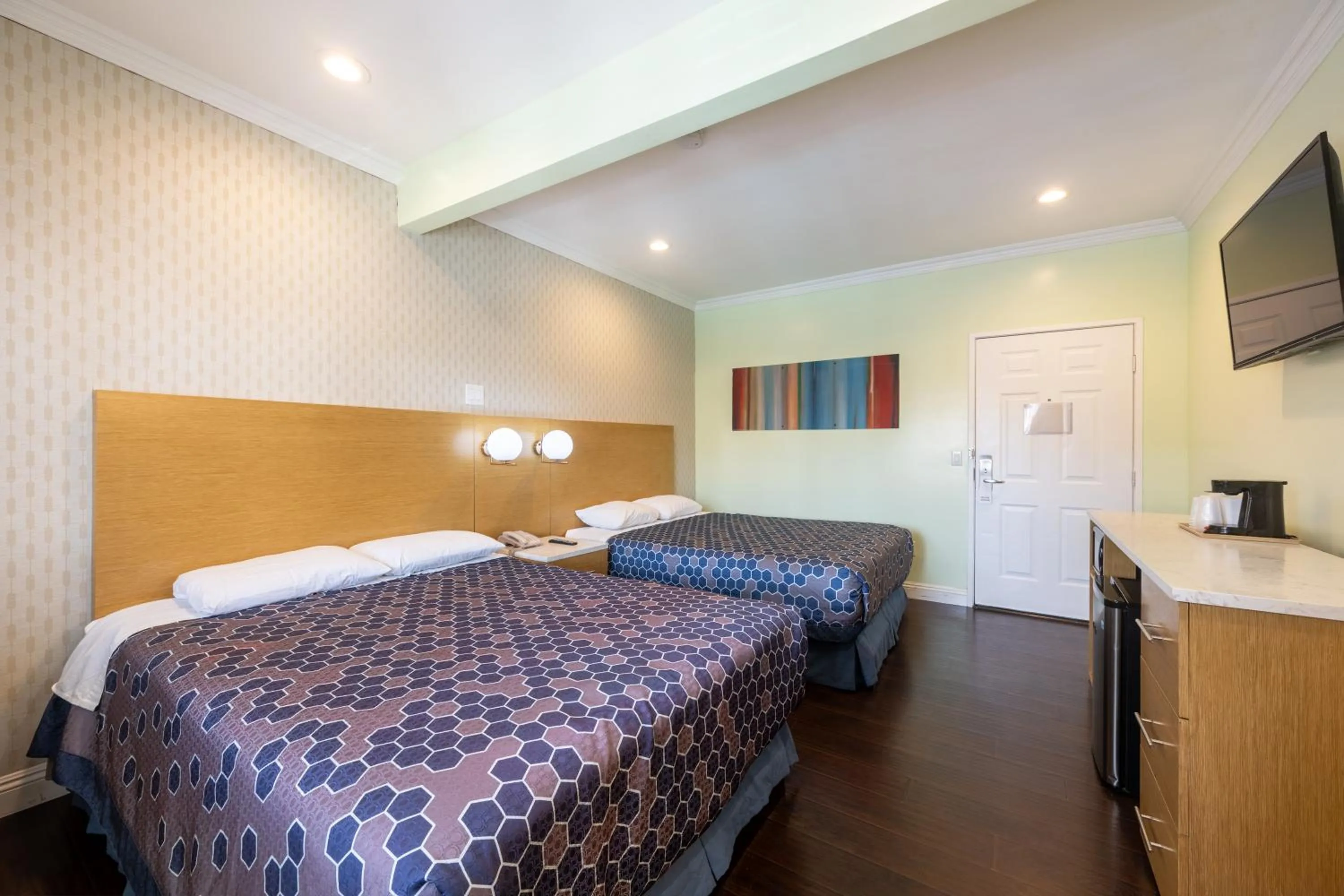 Property building, Bed in Hollywood City Inn