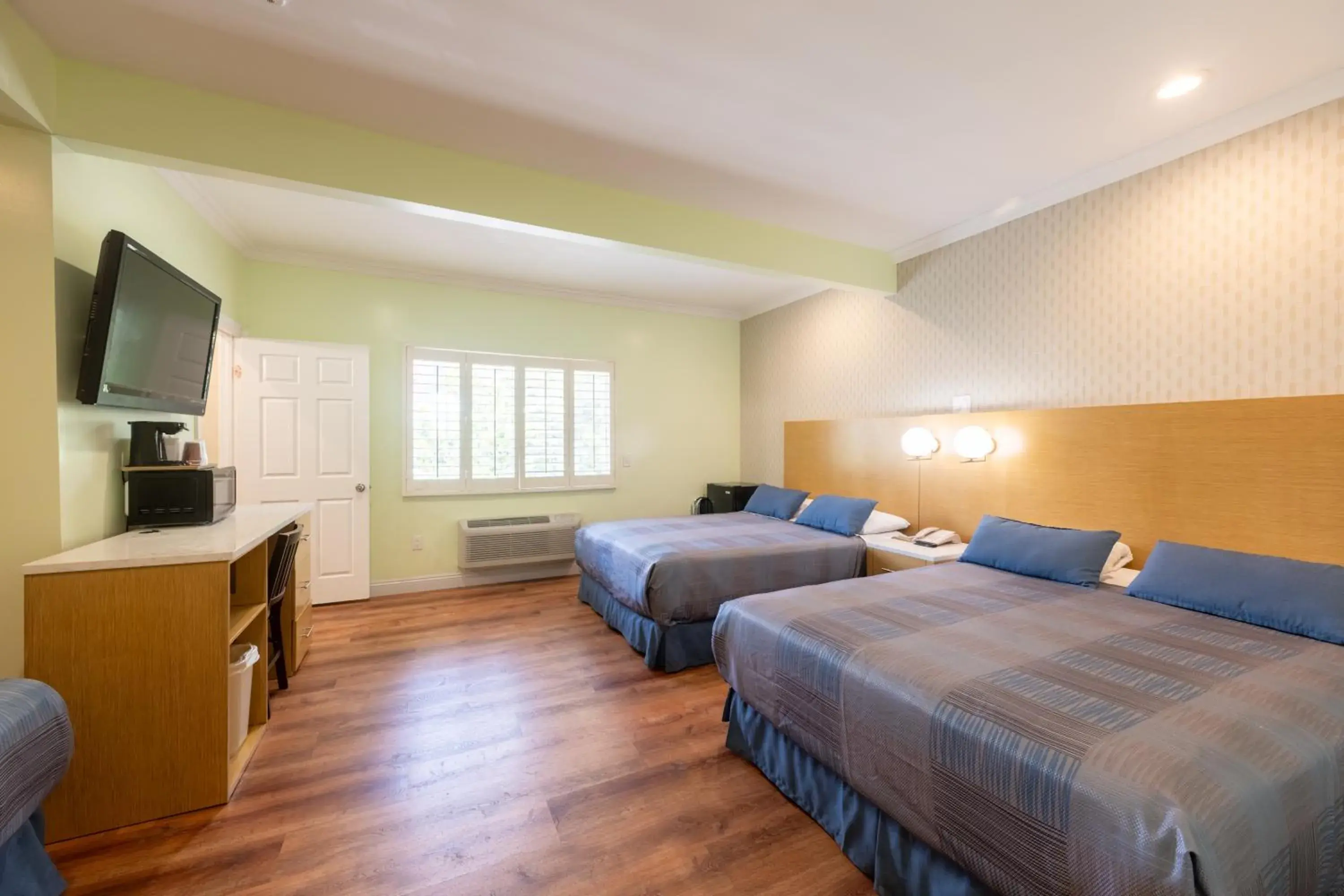 Family Room in Hollywood City Inn Family Room in Hollywood City Inn