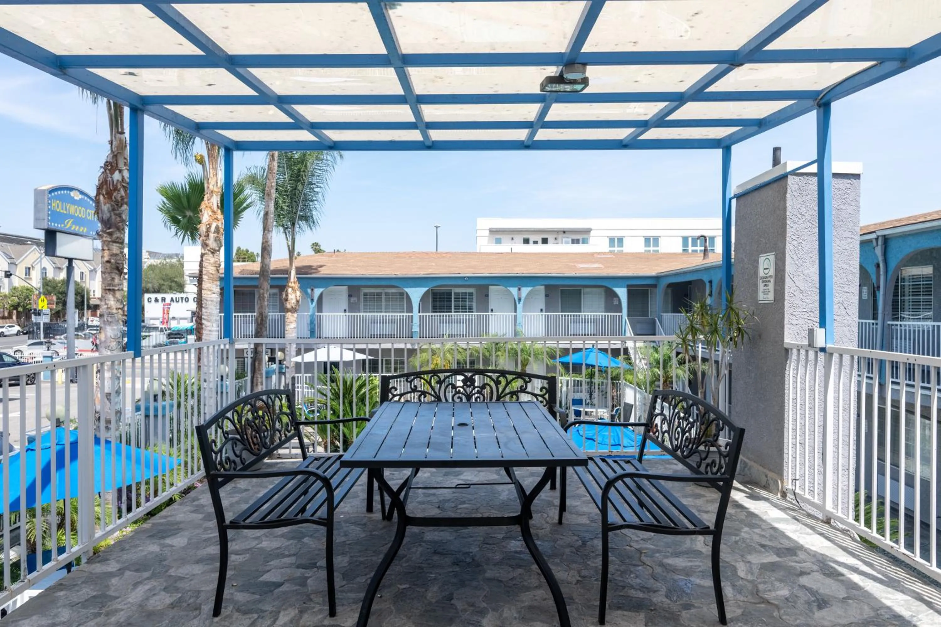 Property building in Hollywood City Inn