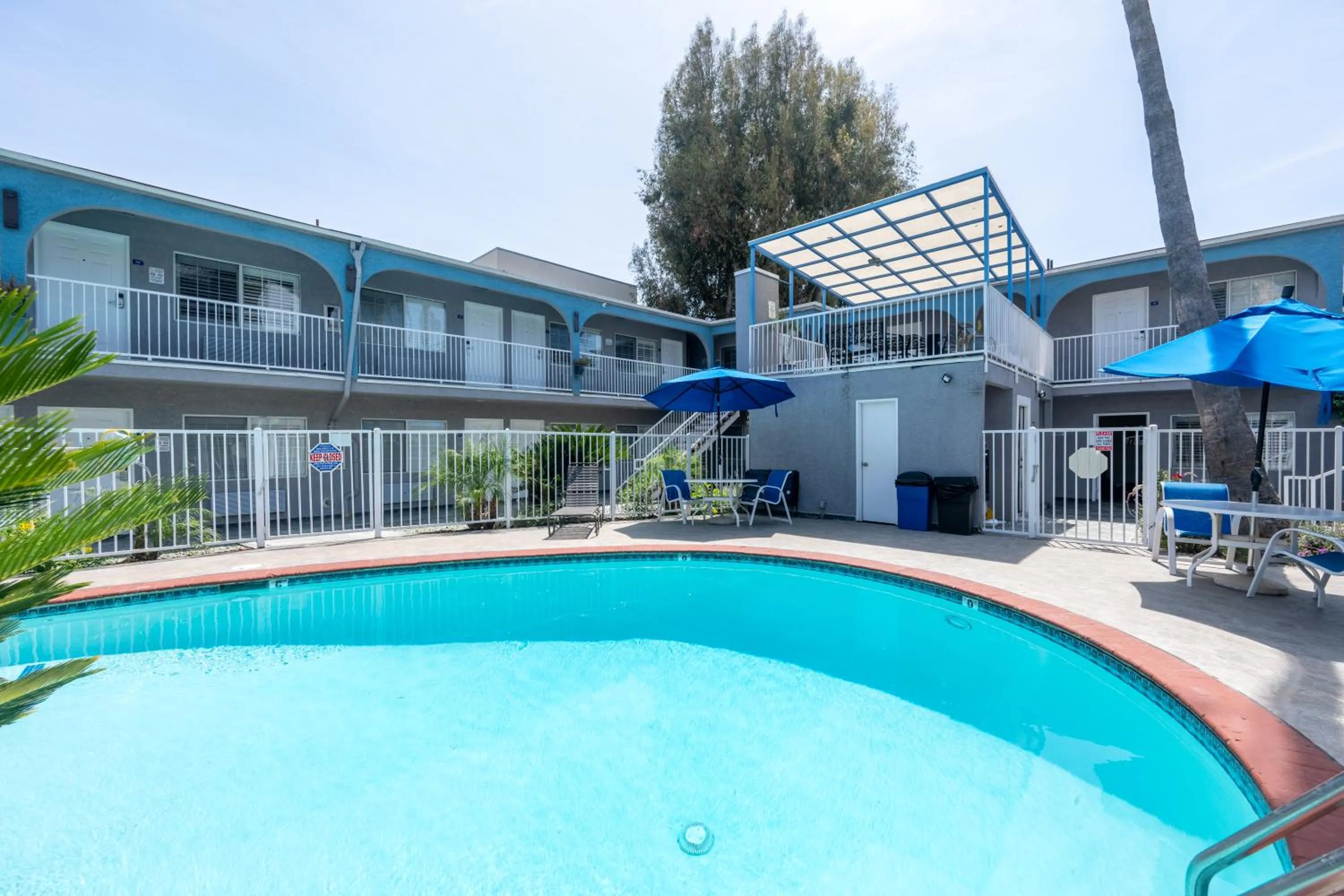 Swimming pool in Hollywood City Inn