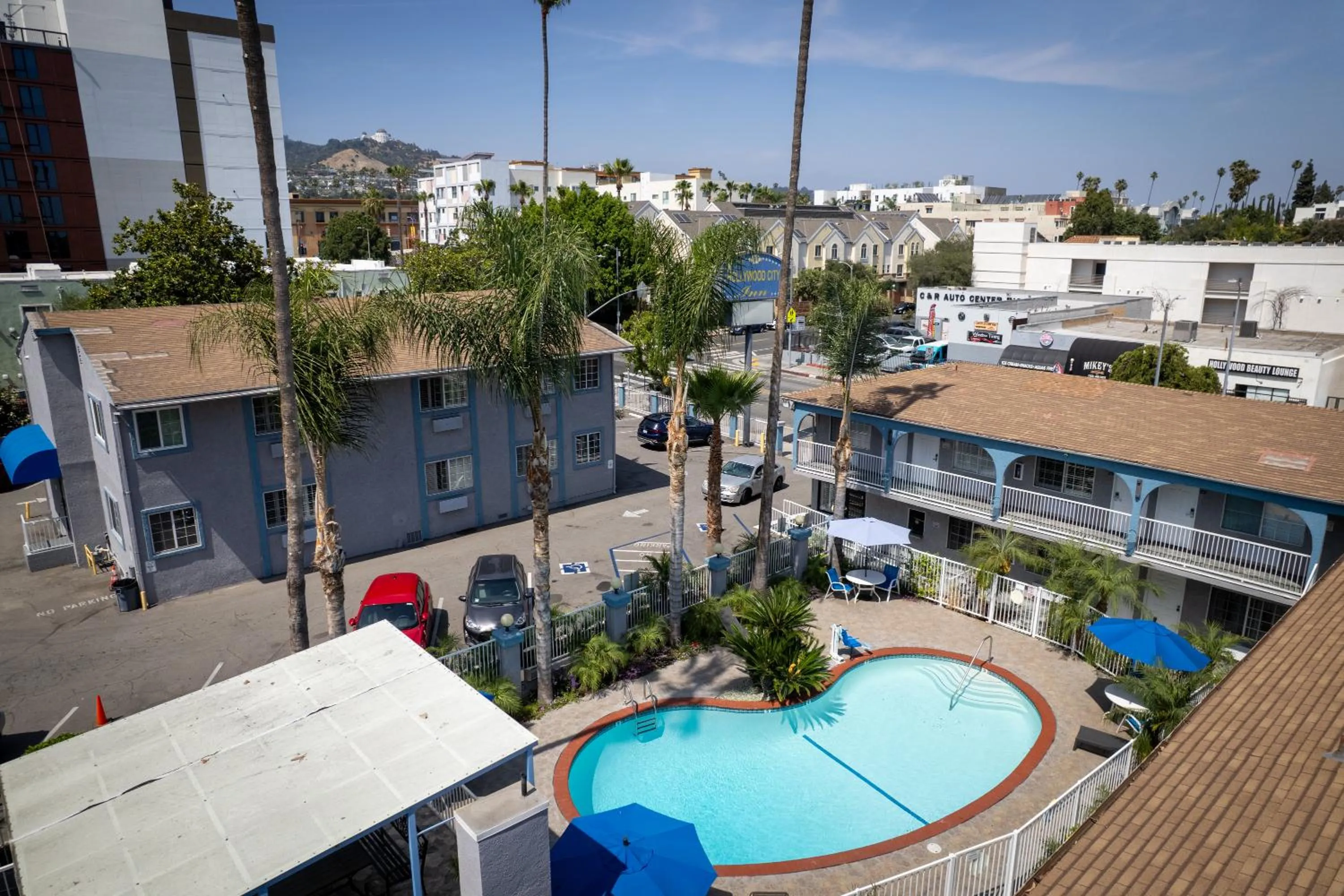 Swimming pool in Hollywood City Inn