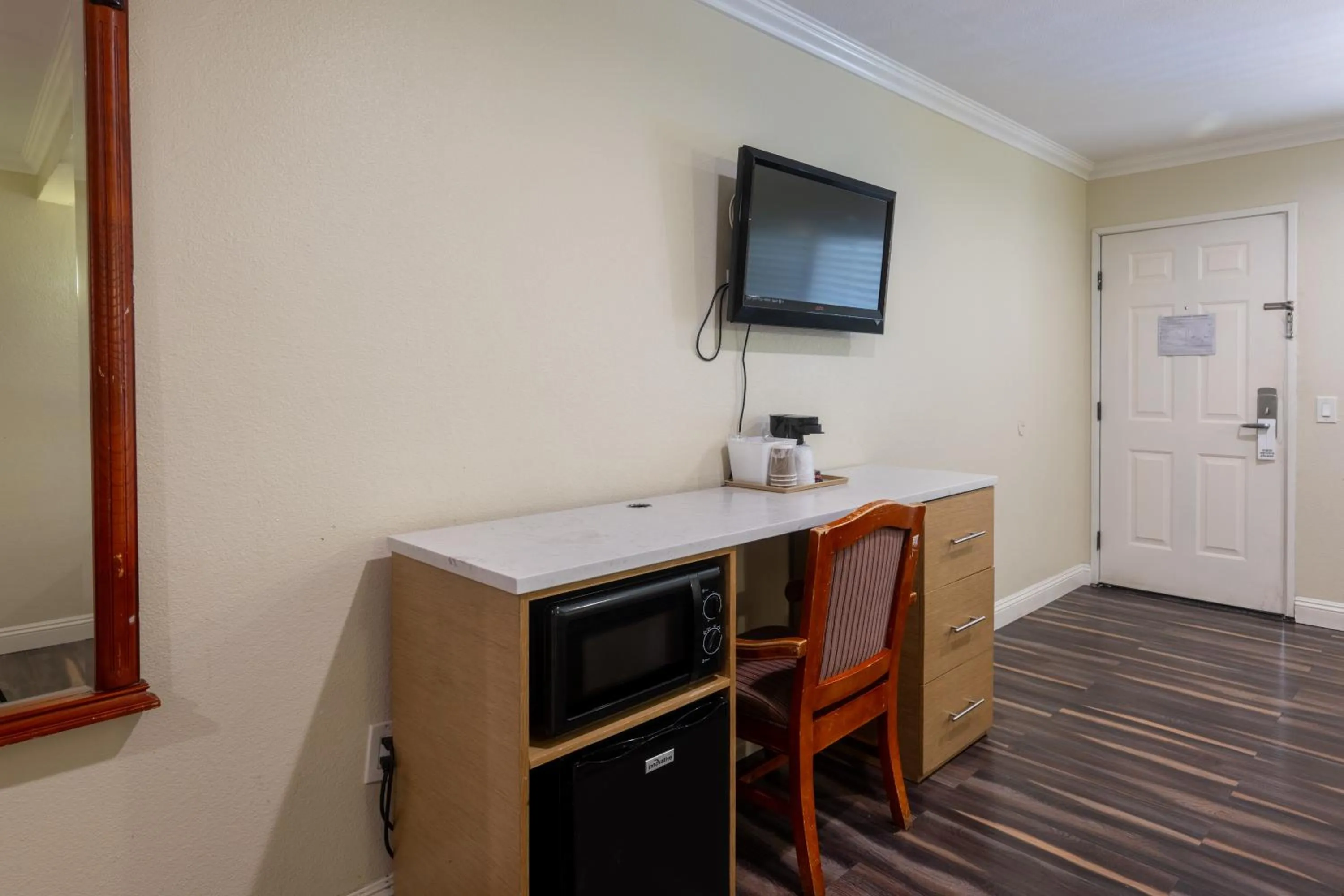 Property building in Hollywood City Inn