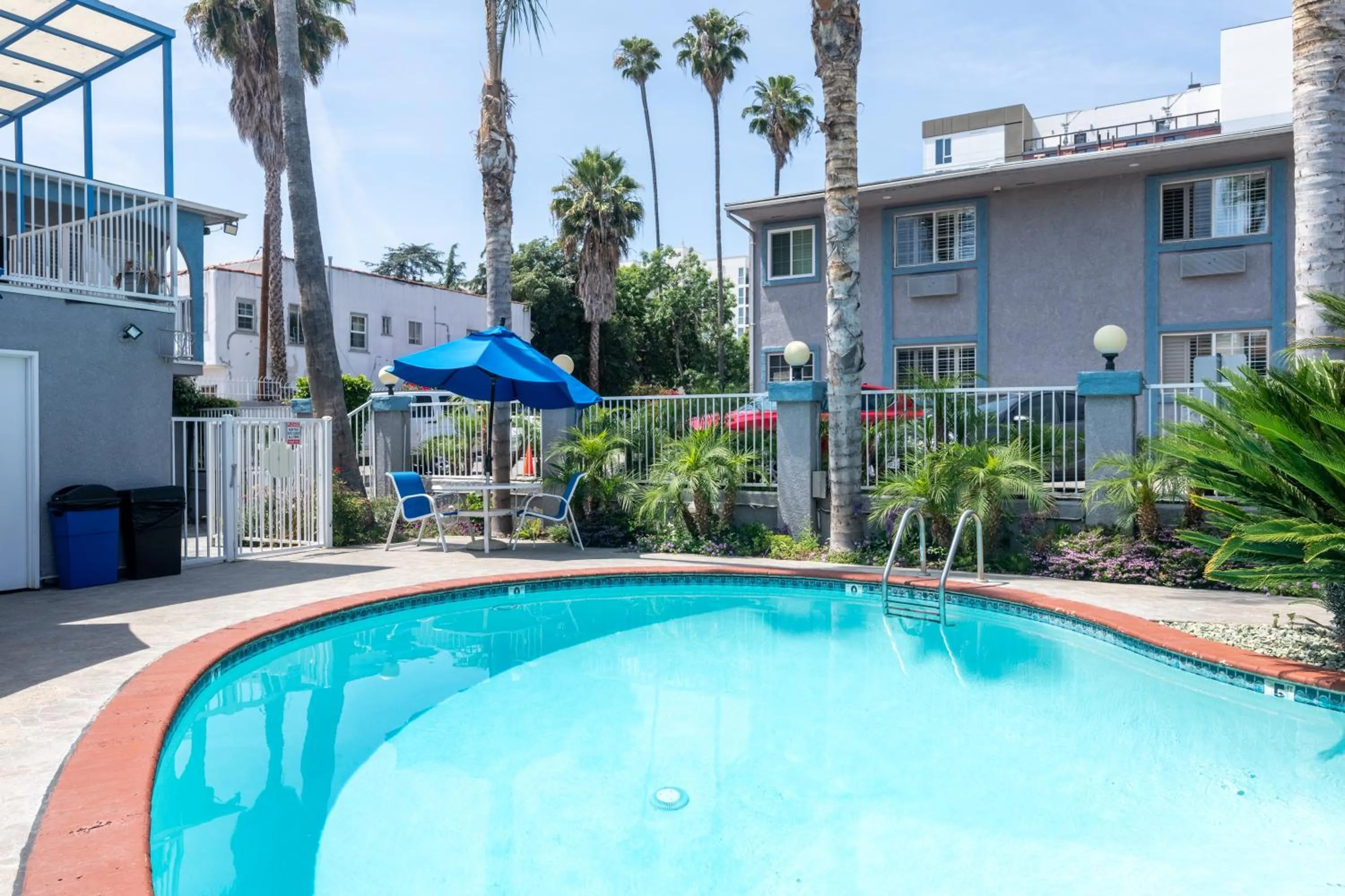 Swimming pool in Hollywood City Inn