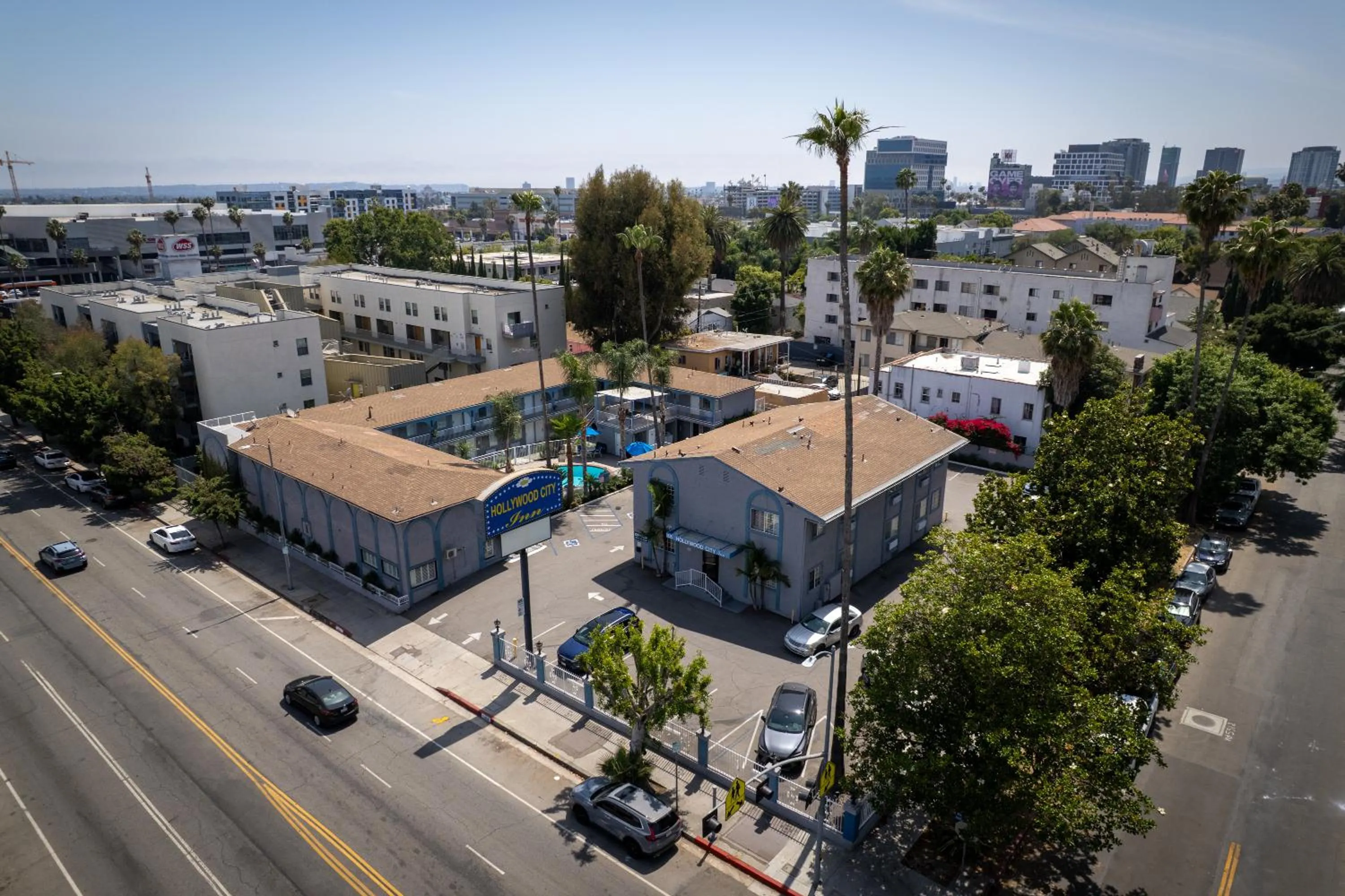 Property building in Hollywood City Inn