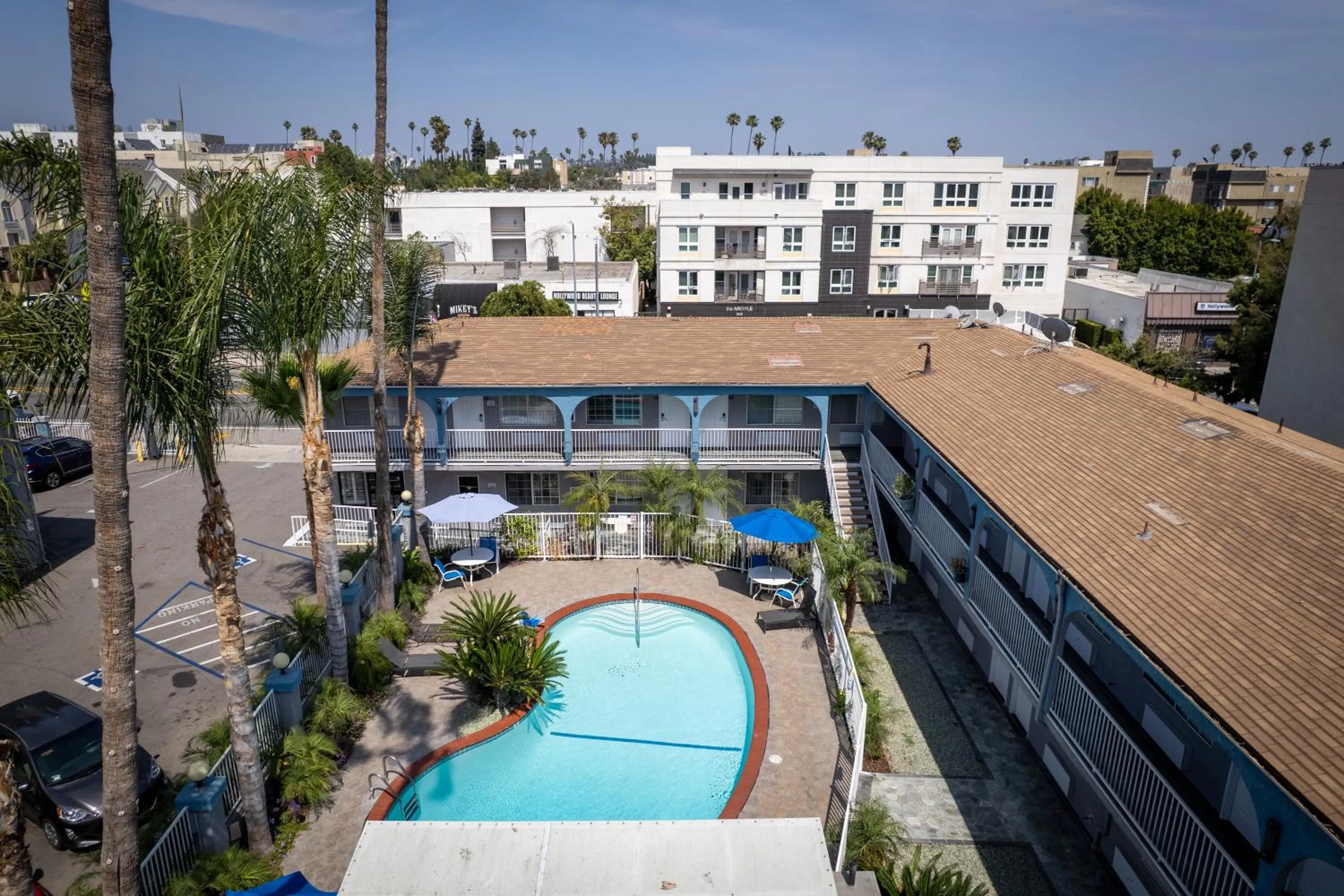 Swimming pool in Hollywood City Inn