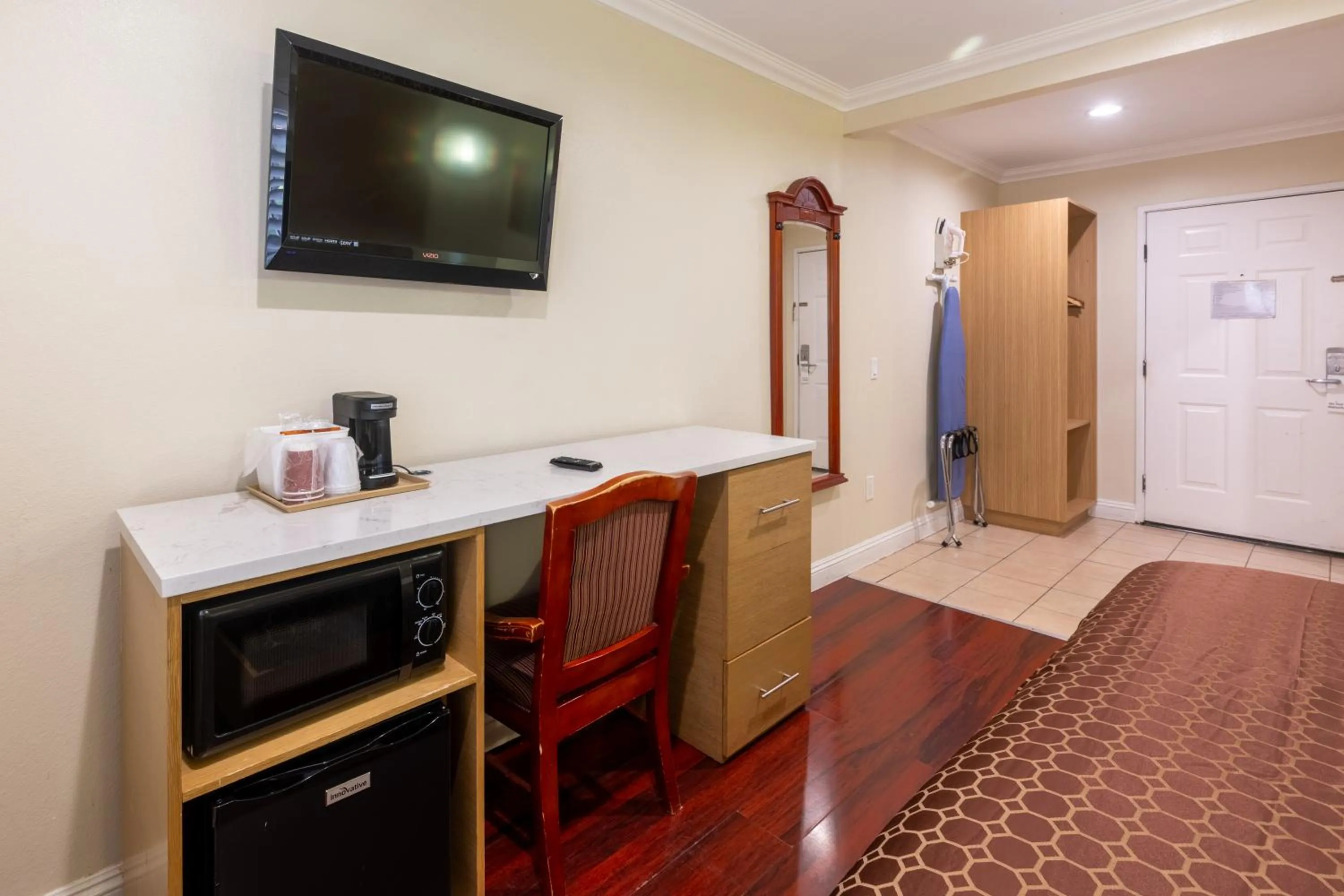 Property building in Hollywood City Inn