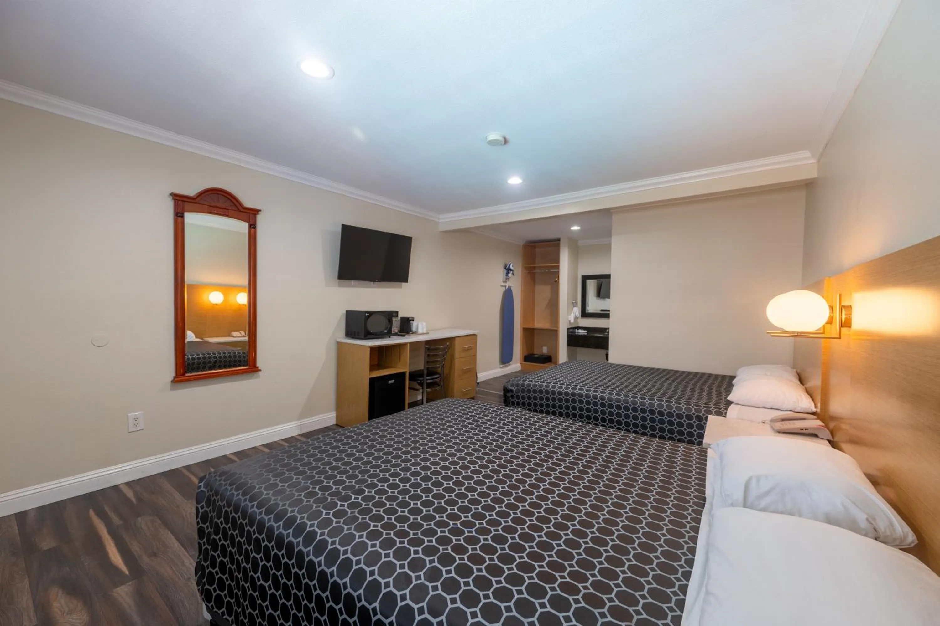 Property building, Bed in Hollywood City Inn