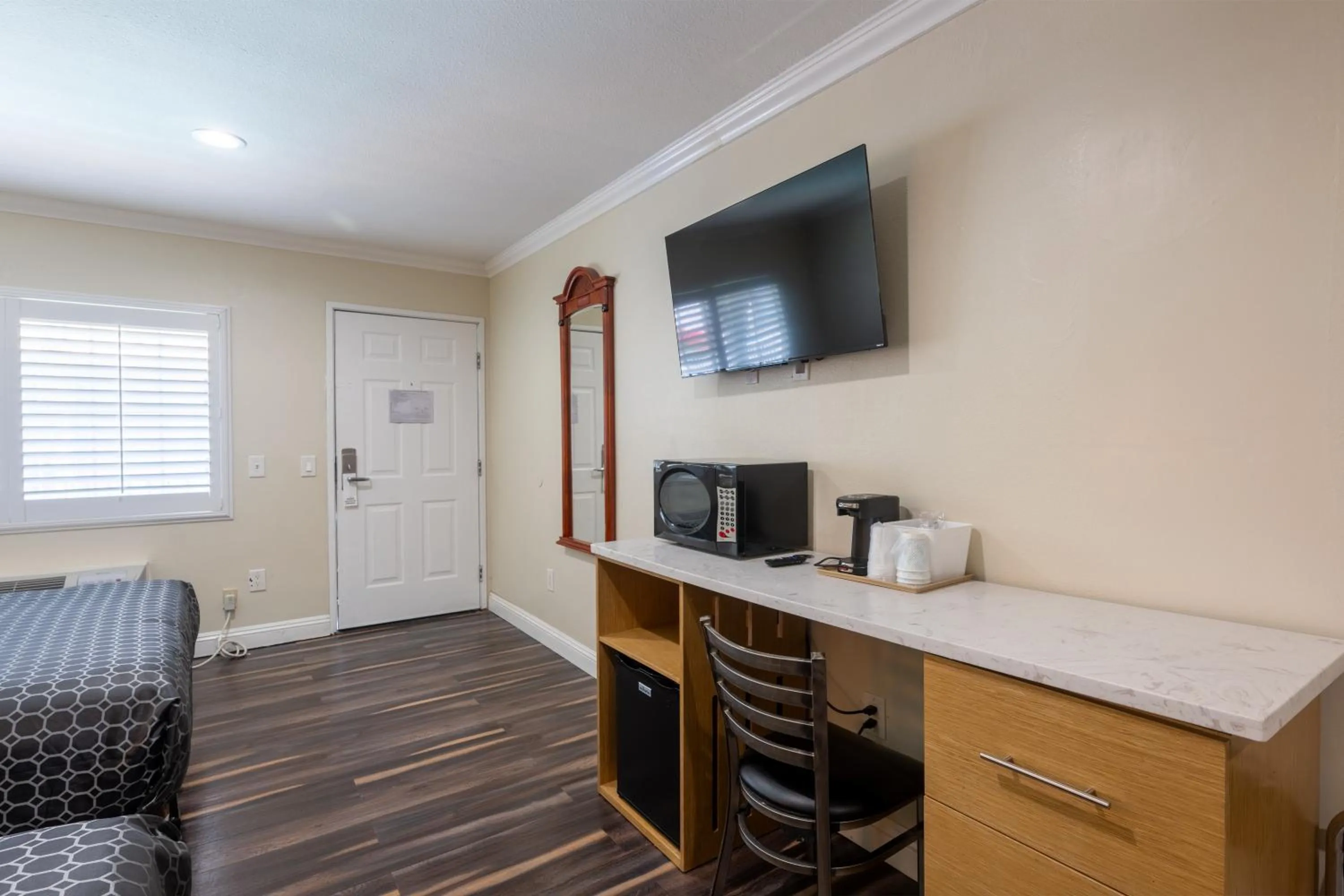 Property building, Bed in Hollywood City Inn