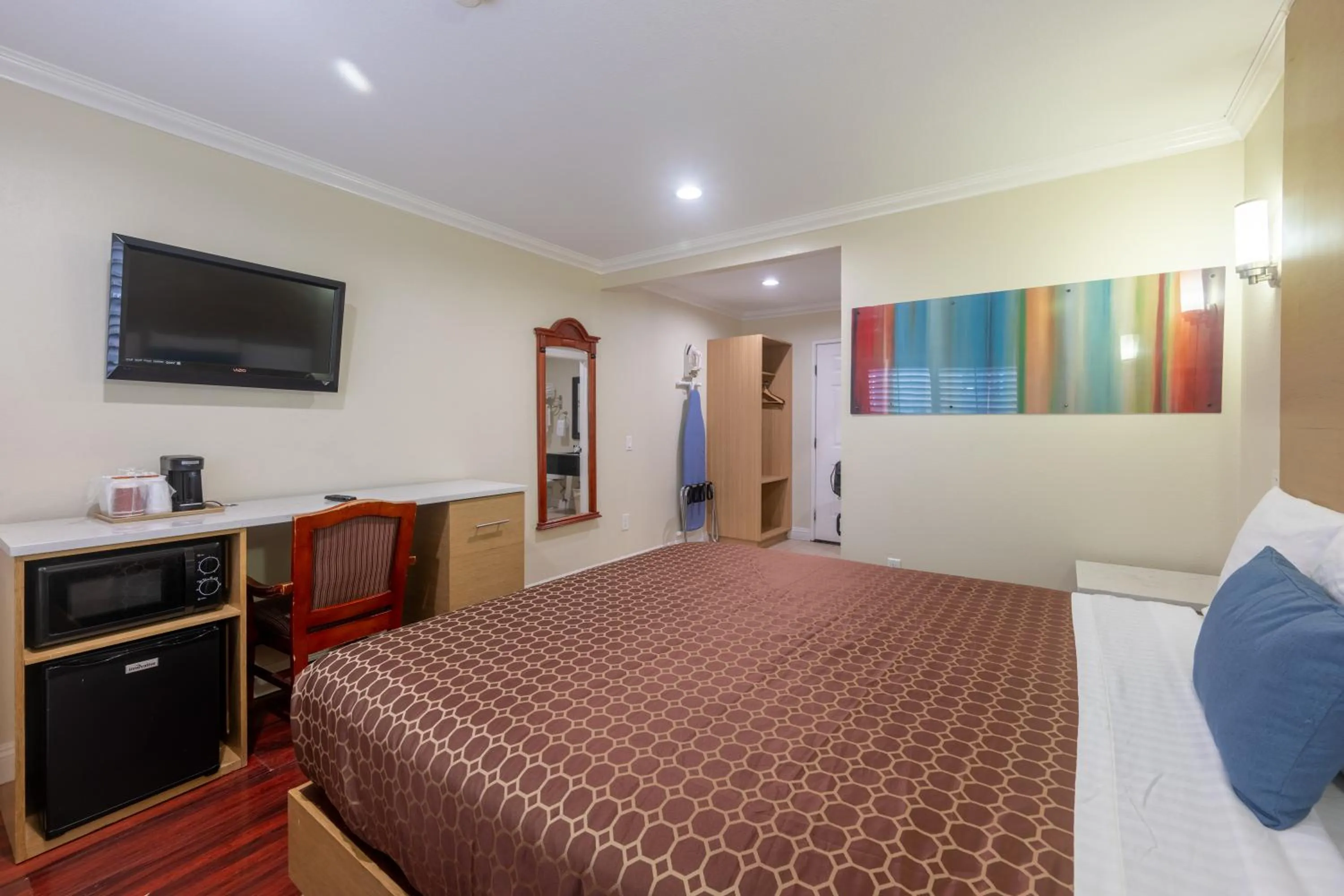 Property building, Bed in Hollywood City Inn