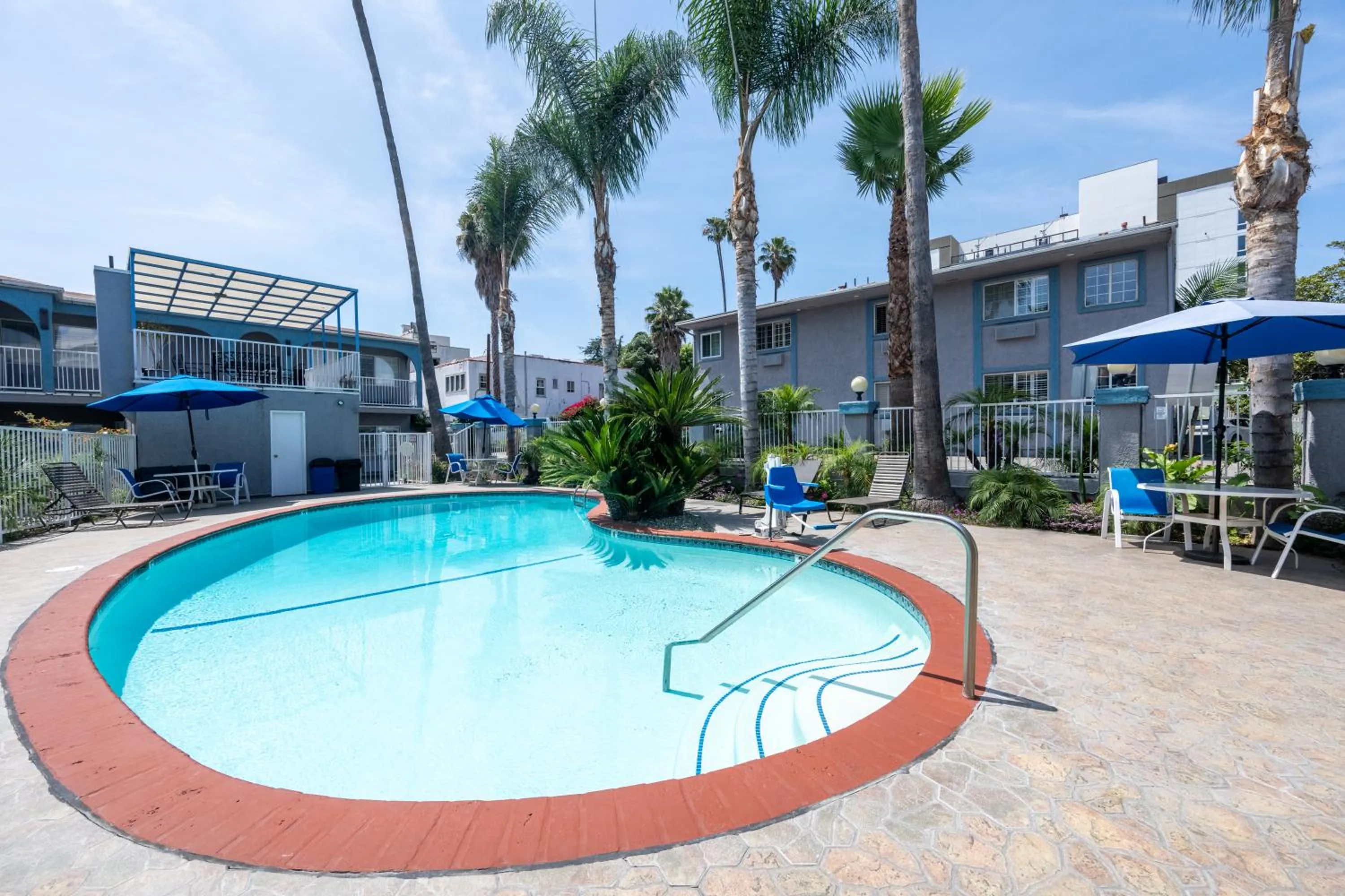 Swimming pool in Hollywood City Inn