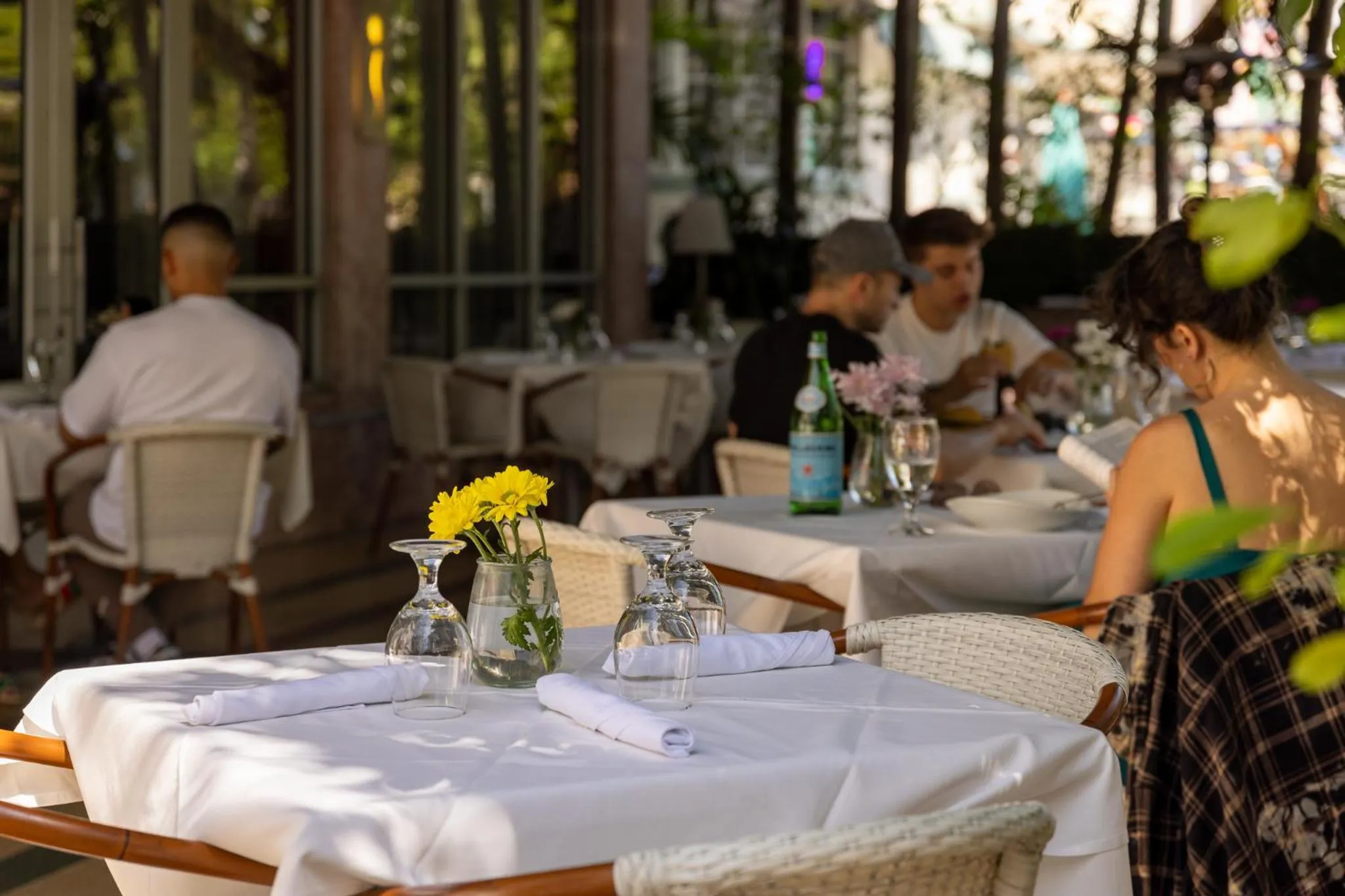 Restaurant/places to eat in Crest Hotel Suites