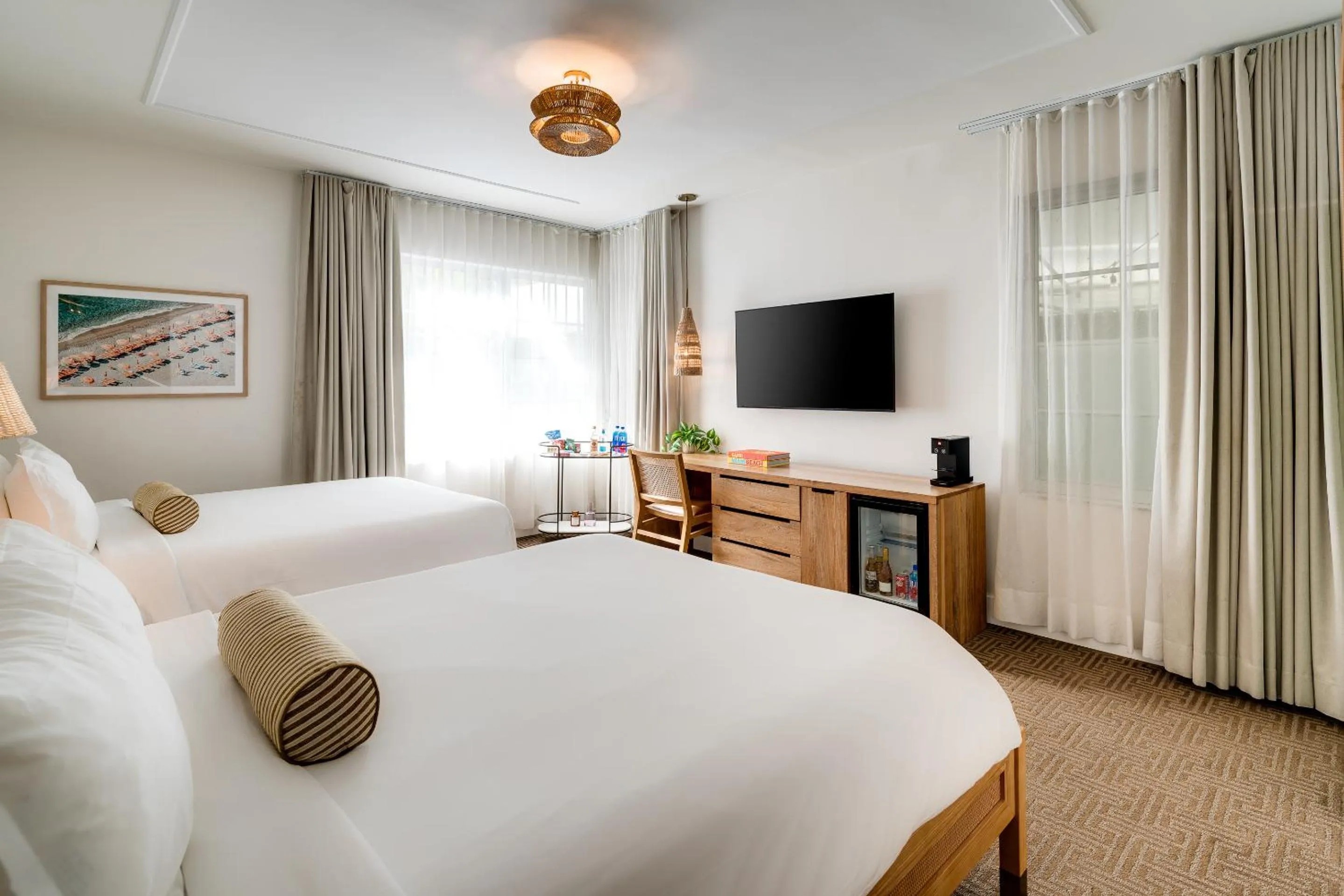 Communal lounge/ TV room, Bed in South Beach Hotel