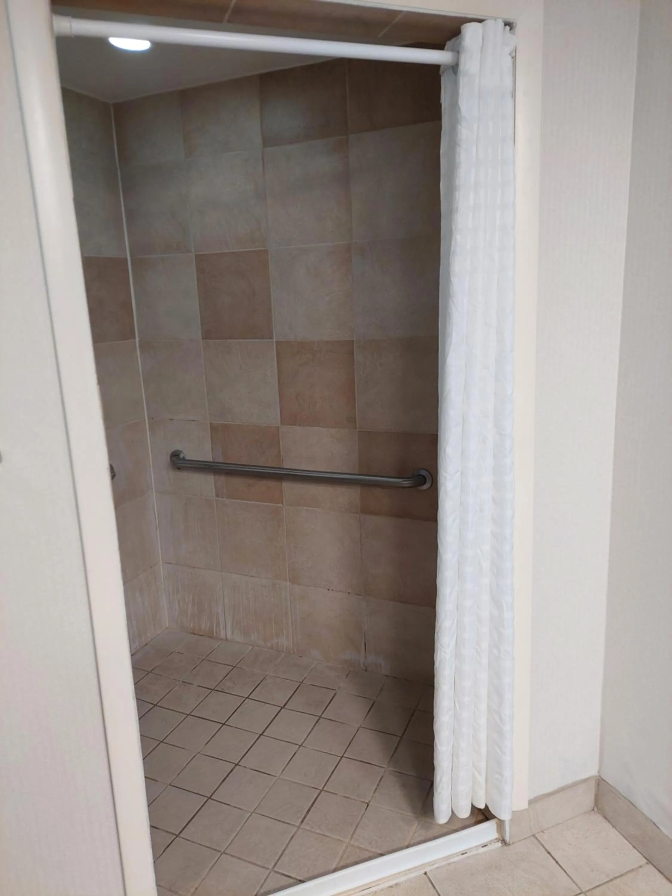 Shower in Comfort Suites Beachfront