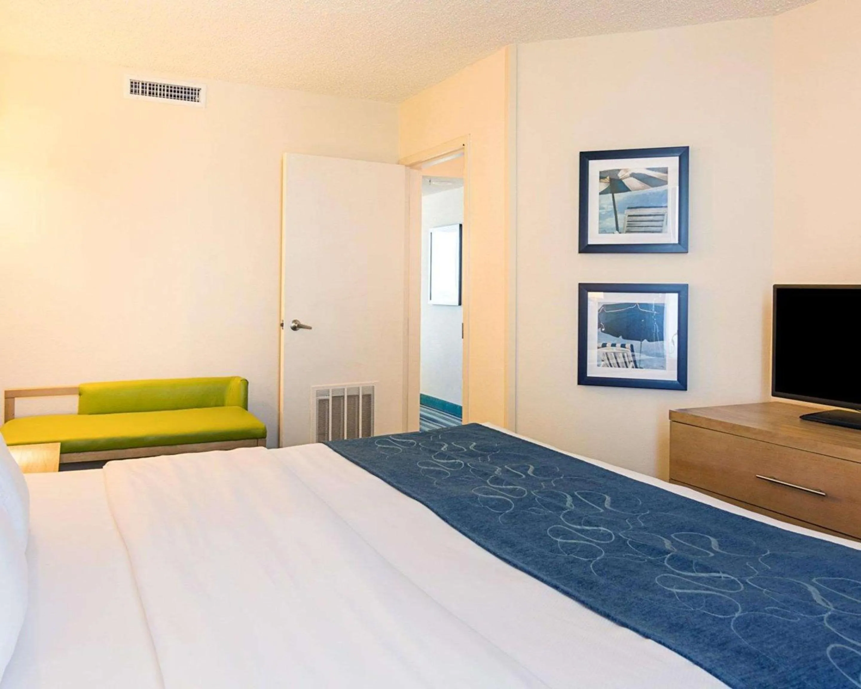 Photo of the whole room, Bed in Comfort Suites Beachfront