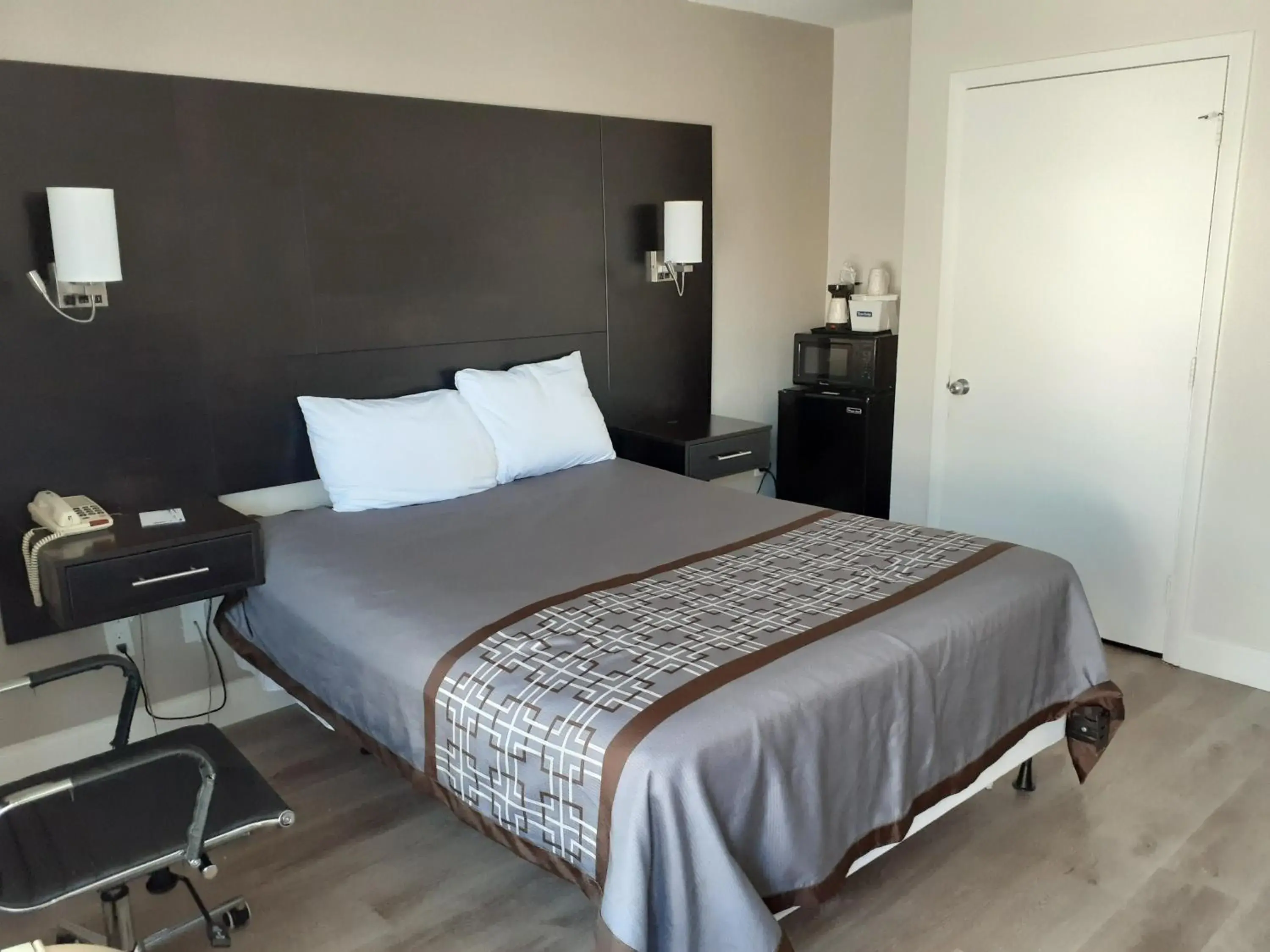 Queen Room - Disability Access - Non-Smoking in Travelodge by Wyndham Virginia Beach Bay Beach Queen Room - Disability Access - Non-Smoking in Travelodge by Wyndham Virginia Beach Bay Beach