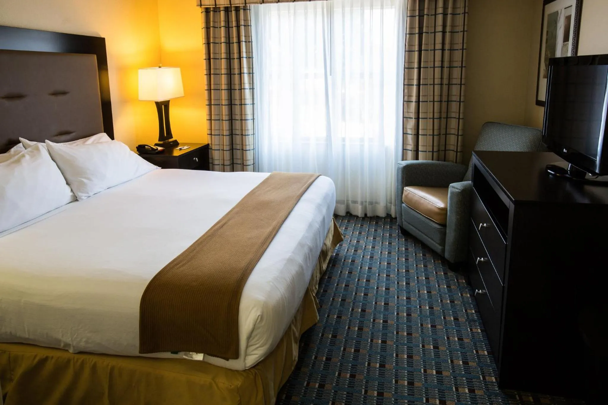 Photo of the whole room, Bed in Holiday Inn Express Alpharetta - Roswell by IHG